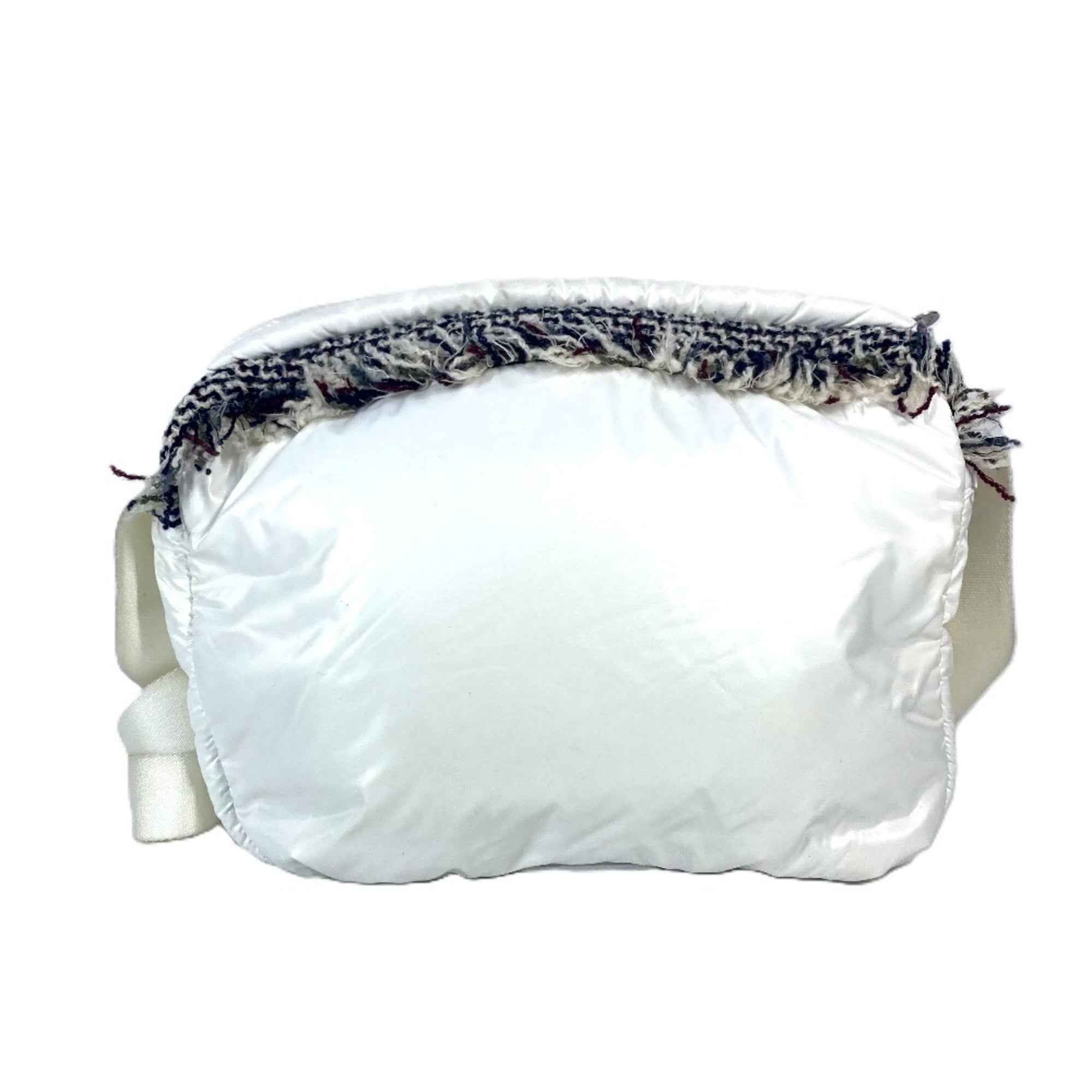 Chanel White Nylon Shoulder Bag (Pre-Owned)