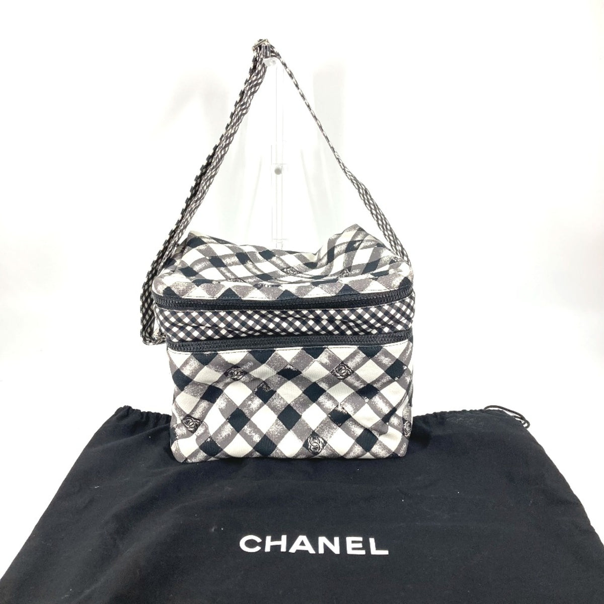 Chanel White Cloth Shoulder Bag (Pre-Owned)