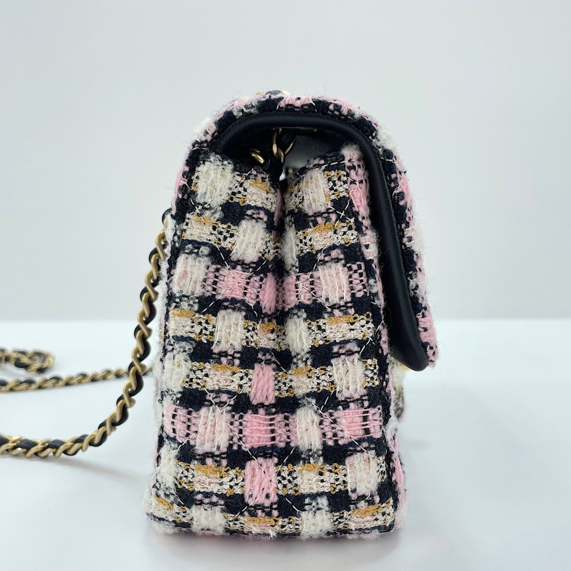 Chanel Matelasse Pink Shoulder Bag (Pre-Owned)