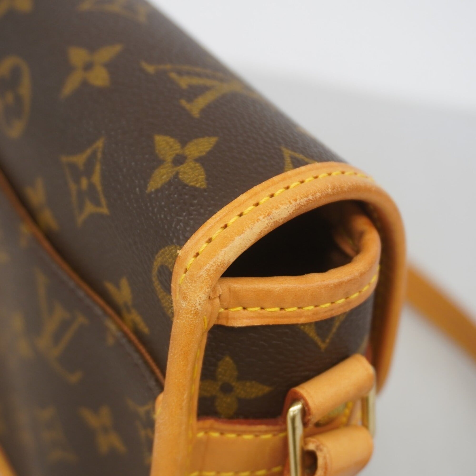 Louis Vuitton Brown Shoulder Bag (Pre-Owned)
