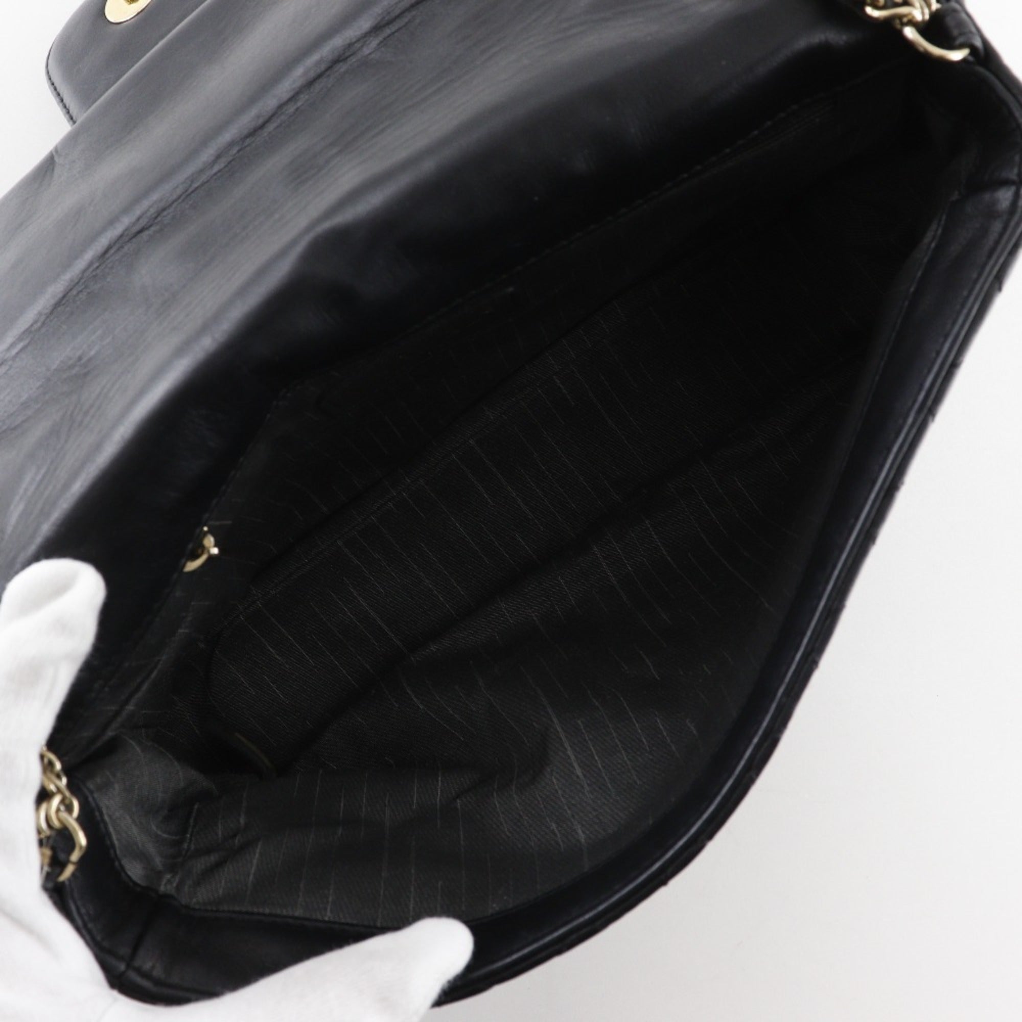 Chanel Matelasse Black Leather Shoulder Bag (Pre-Owned)