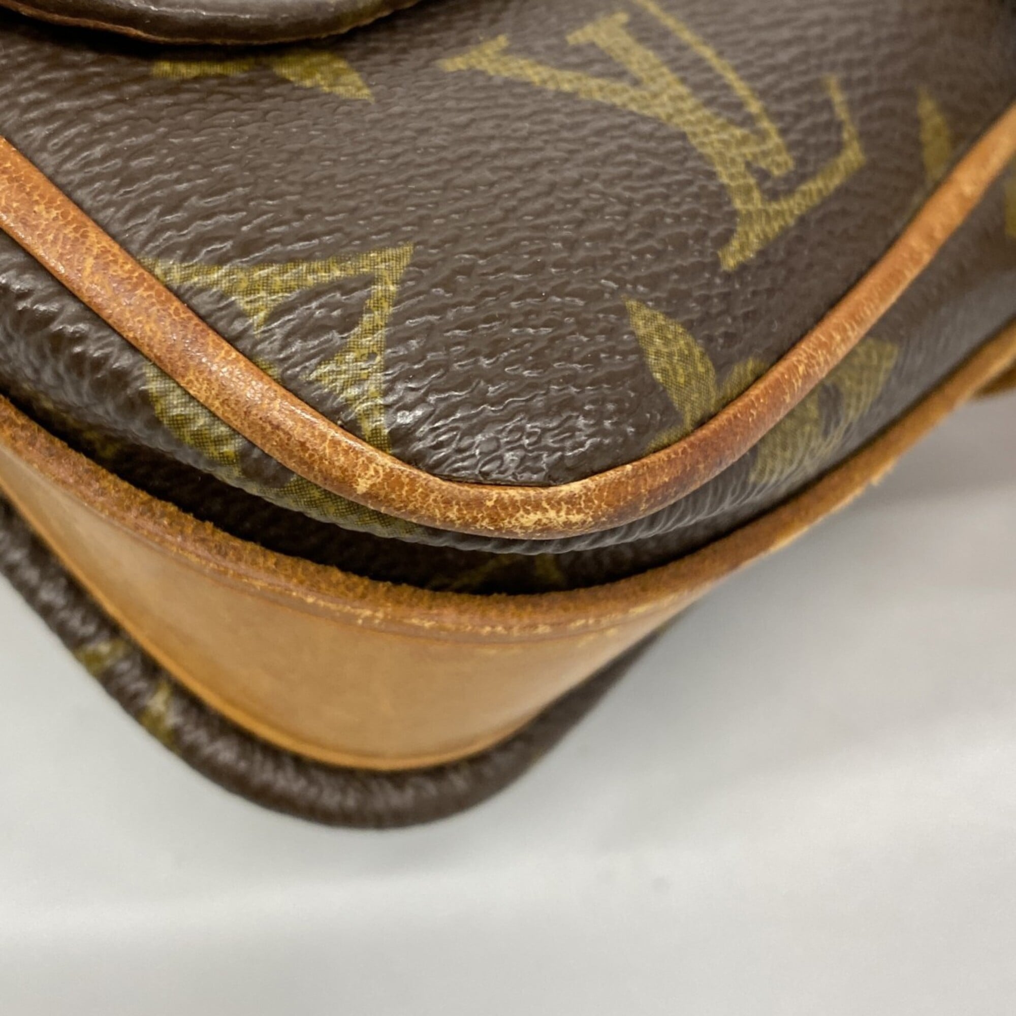 Louis Vuitton Brown Shoulder Bag (Pre-Owned)
