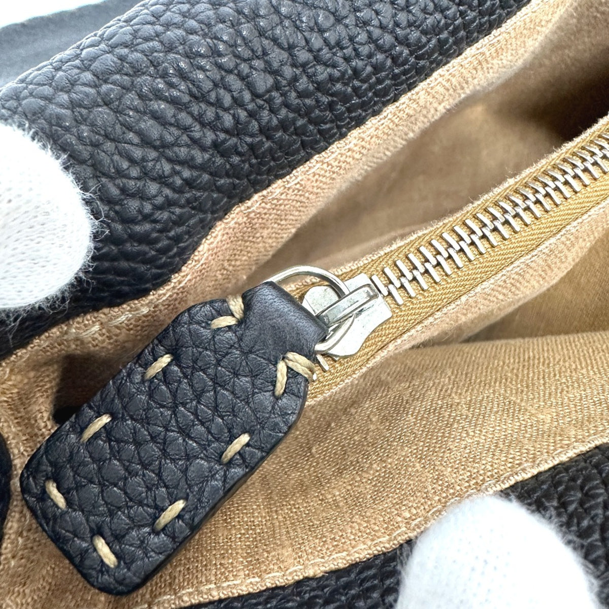 Fendi Black Leather Shoulder Bag (Pre-Owned)