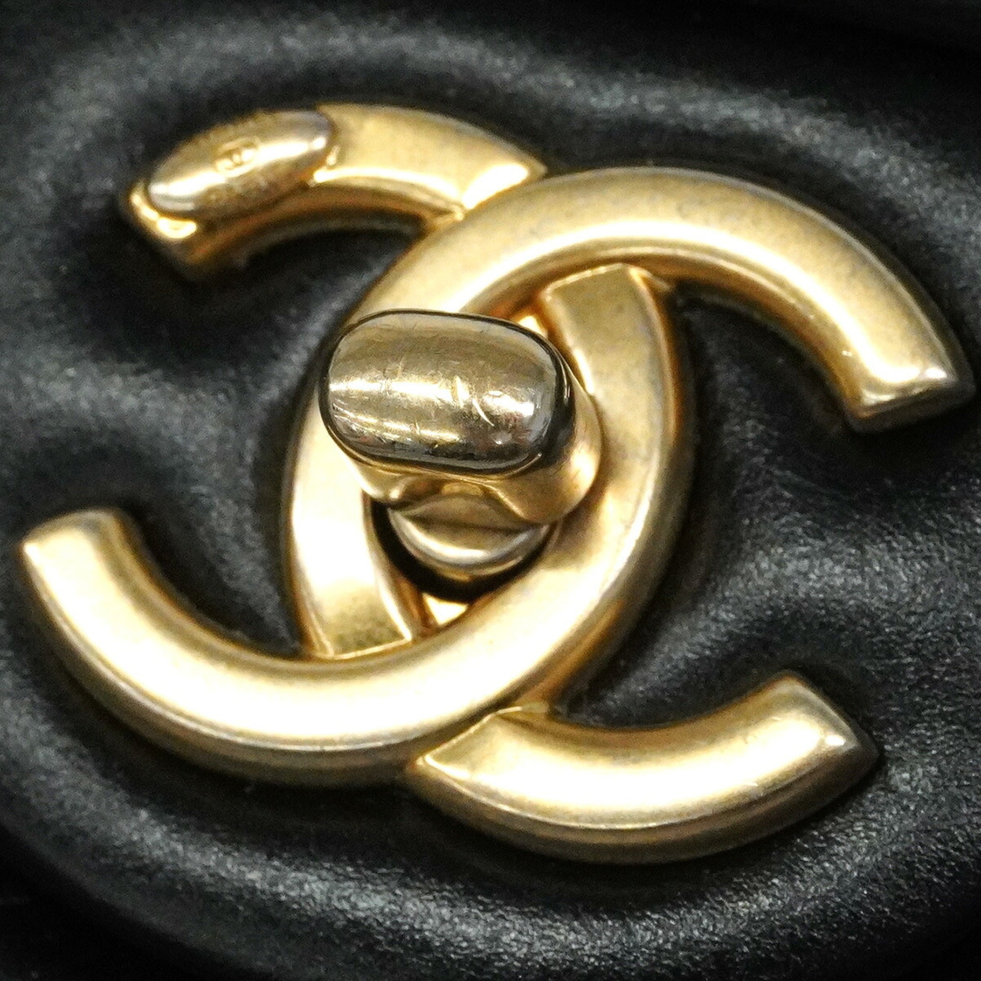 Chanel Black Leather Shoulder Bag (Pre-Owned)