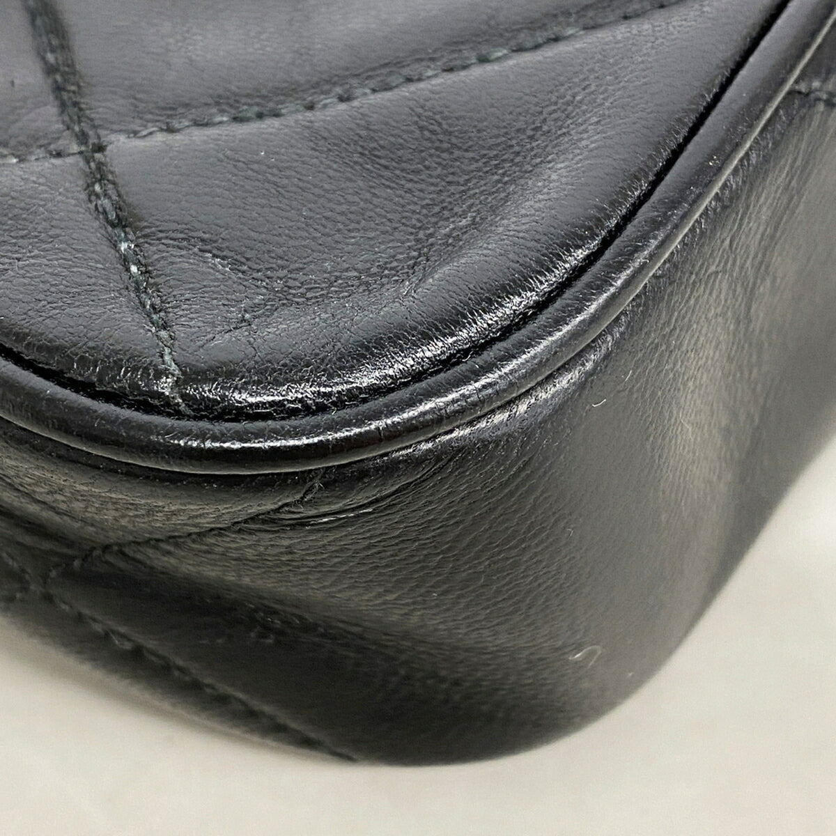 Chanel Black Leather Shoulder Bag (Pre-Owned)