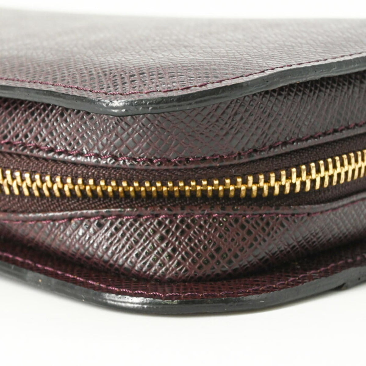 Louis Vuitton Taiga Bordeaux Taiga Leather Clutch Bag (Pre-Owned)