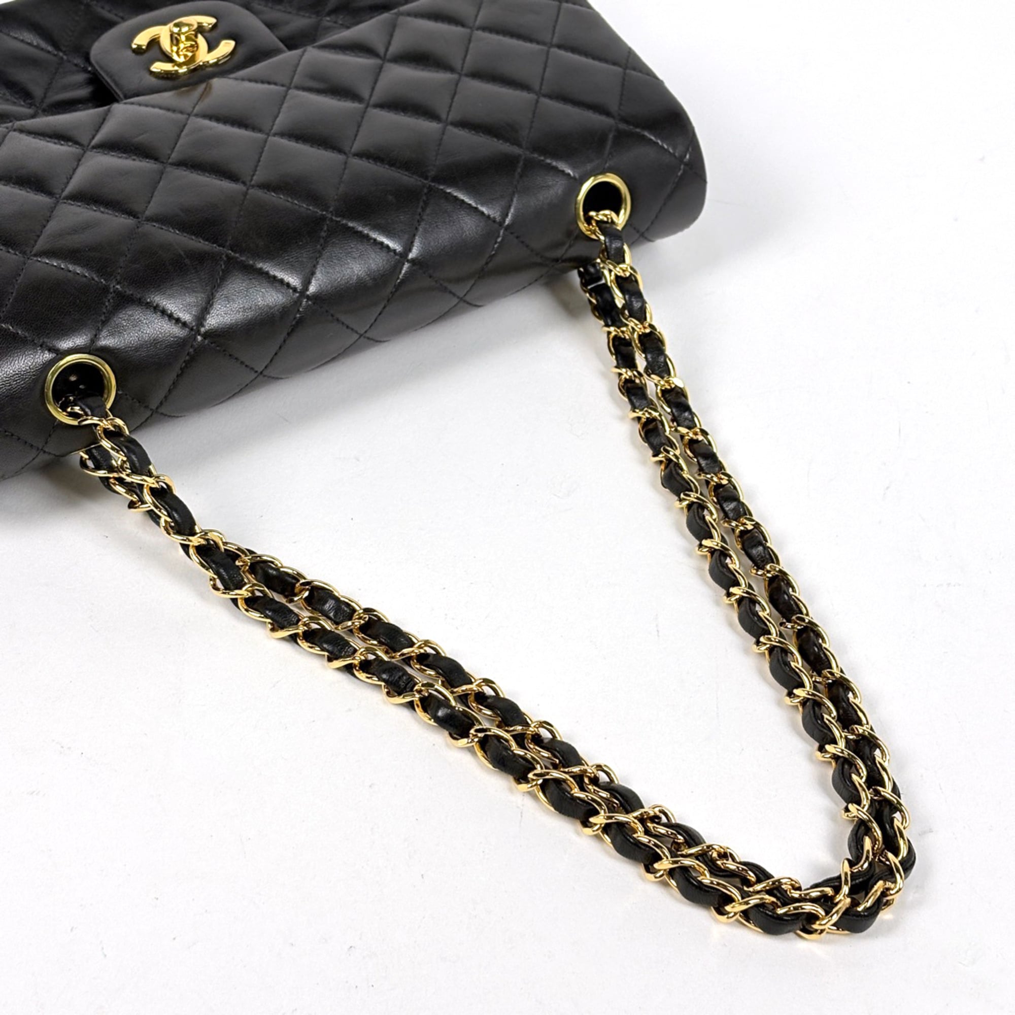 Chanel Matelasse Black Leather Shoulder Bag (Pre-Owned)