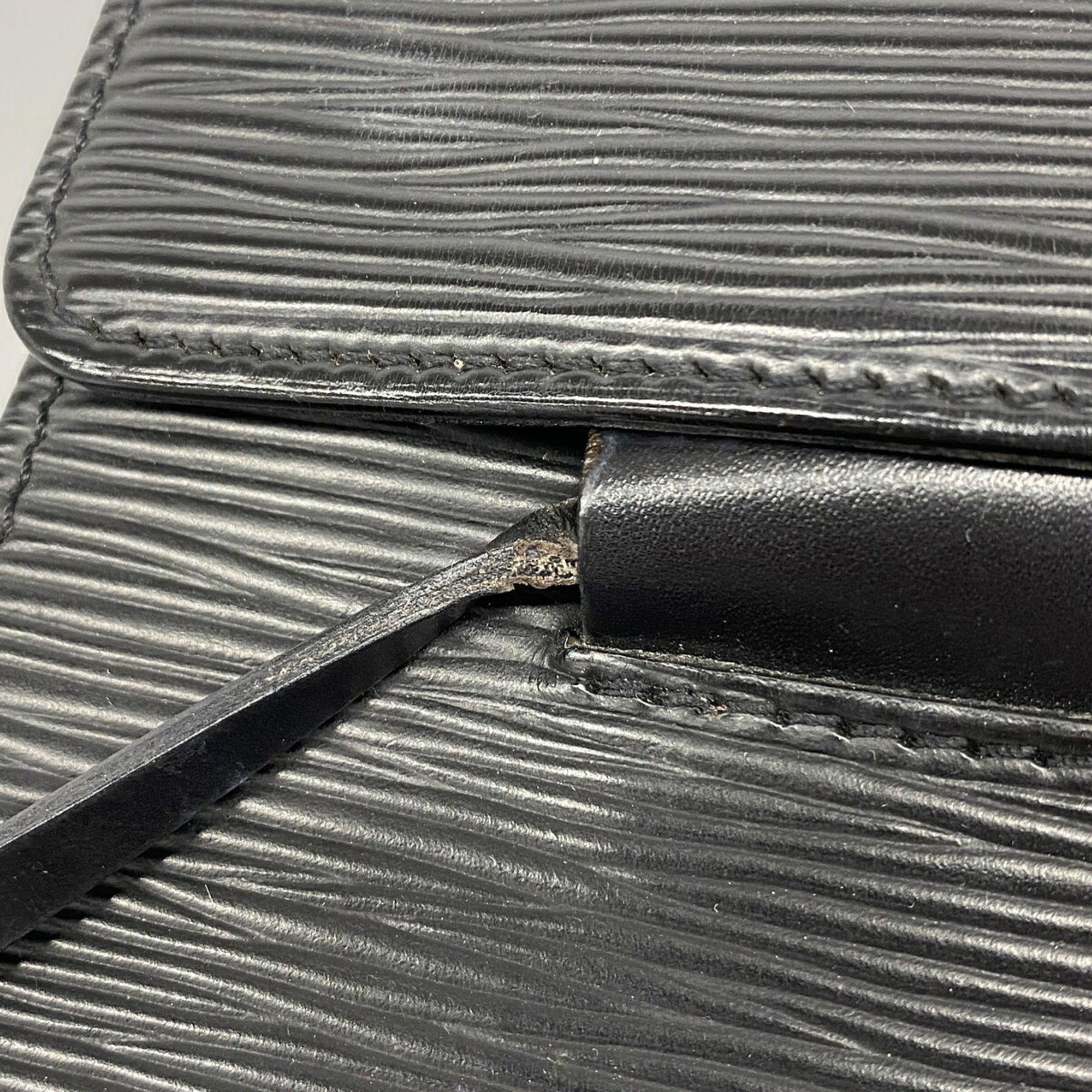 Louis Vuitton Noir Shoulder Bag (Pre-Owned)