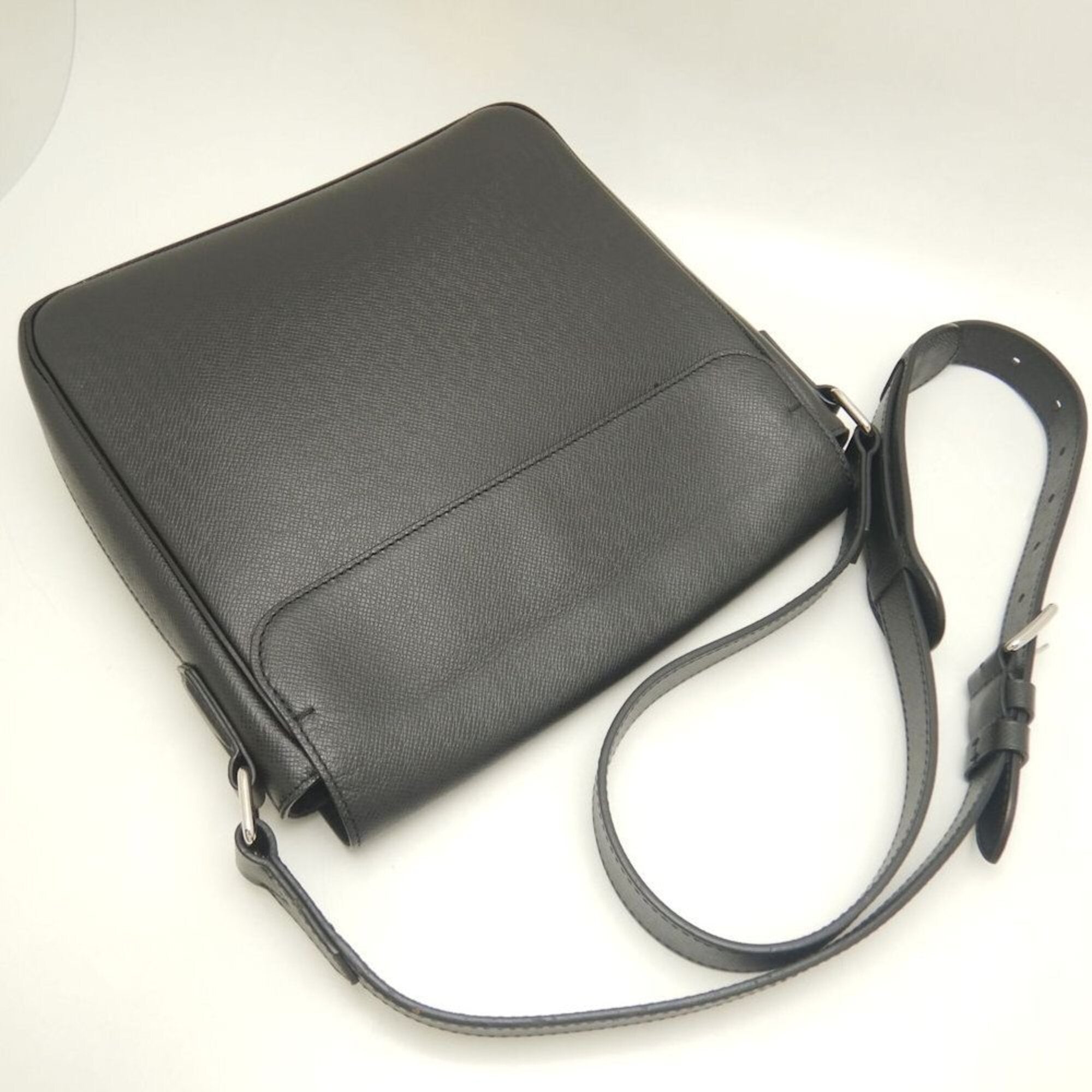 Louis Vuitton Noir Taiga Leather Shoulder Bag (Pre-Owned)