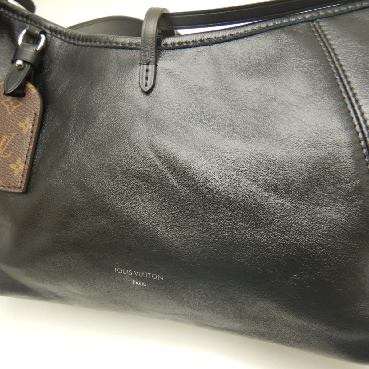 Louis Vuitton Noir Leather Shoulder Bag (Pre-Owned)