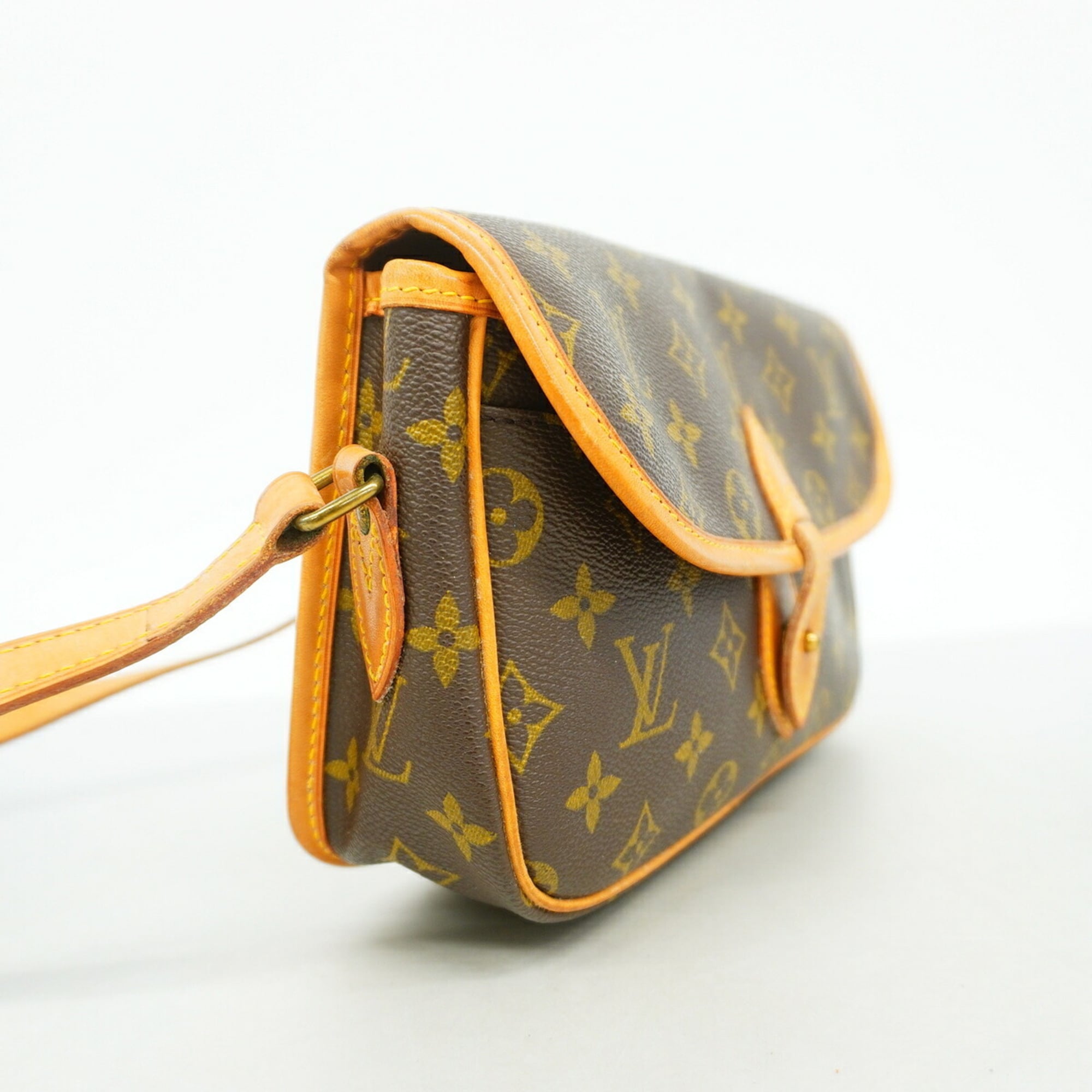 Louis Vuitton Brown Shoulder Bag (Pre-Owned)