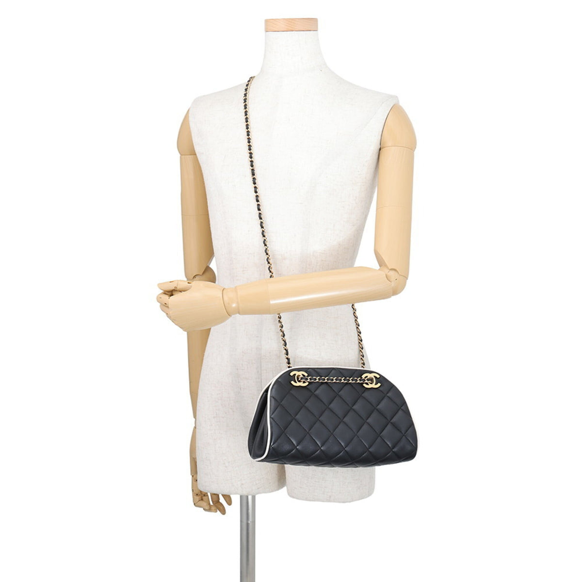 Chanel Matelasse Black Leather Handbag Shoulder Bag (Pre-Owned)