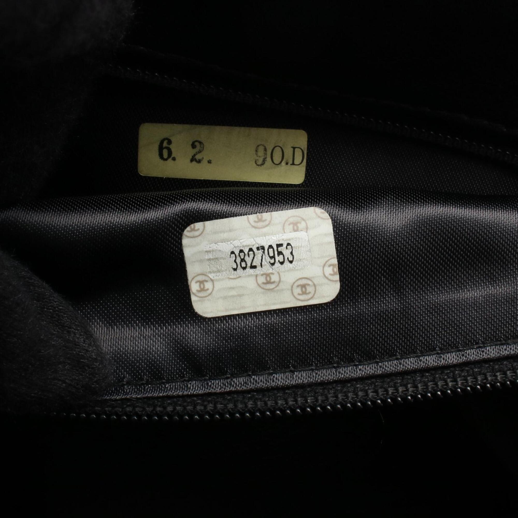 Chanel Black Grained Calfskin Handbag (Pre-Owned)