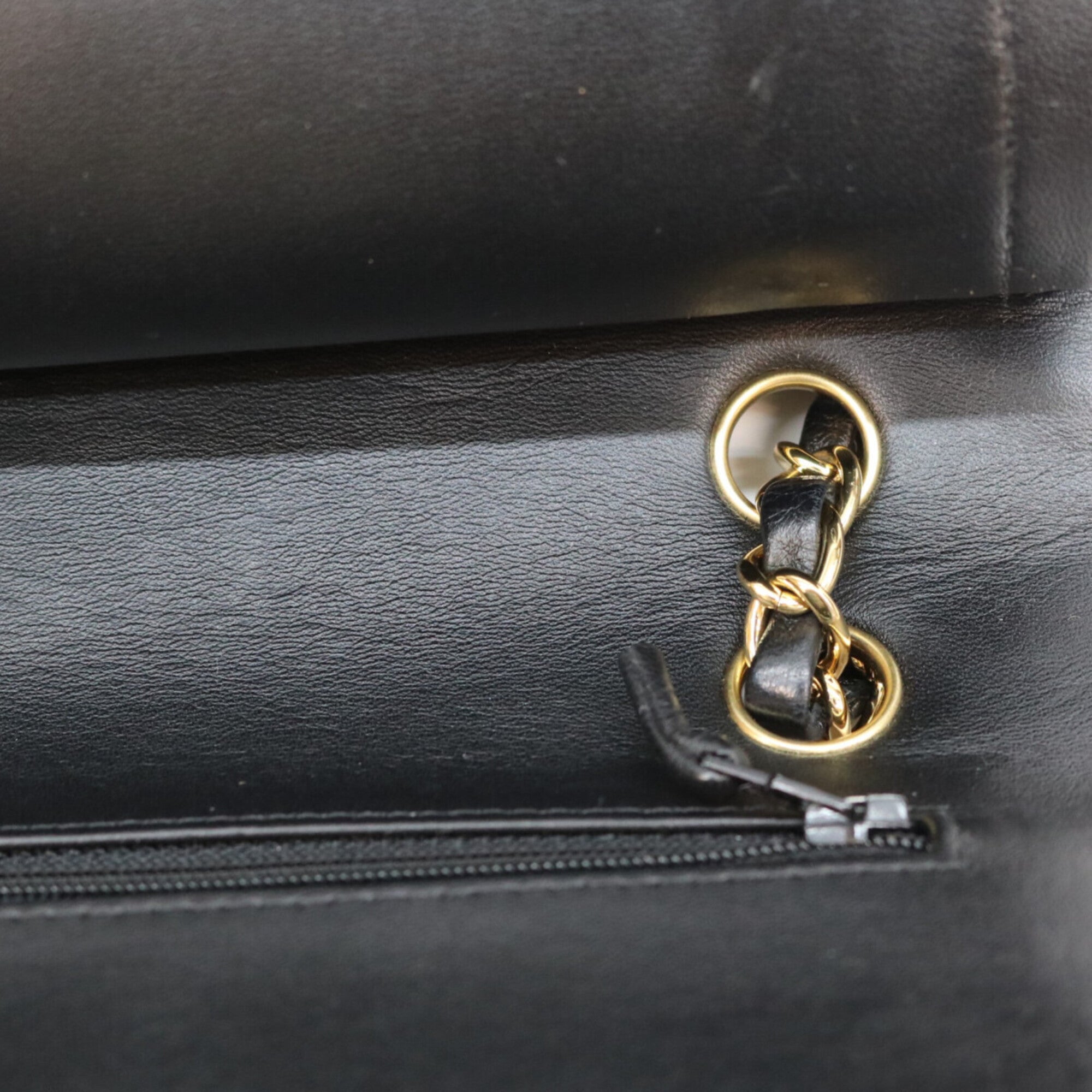 Chanel Black Leather Shoulder Bag (Pre-Owned)