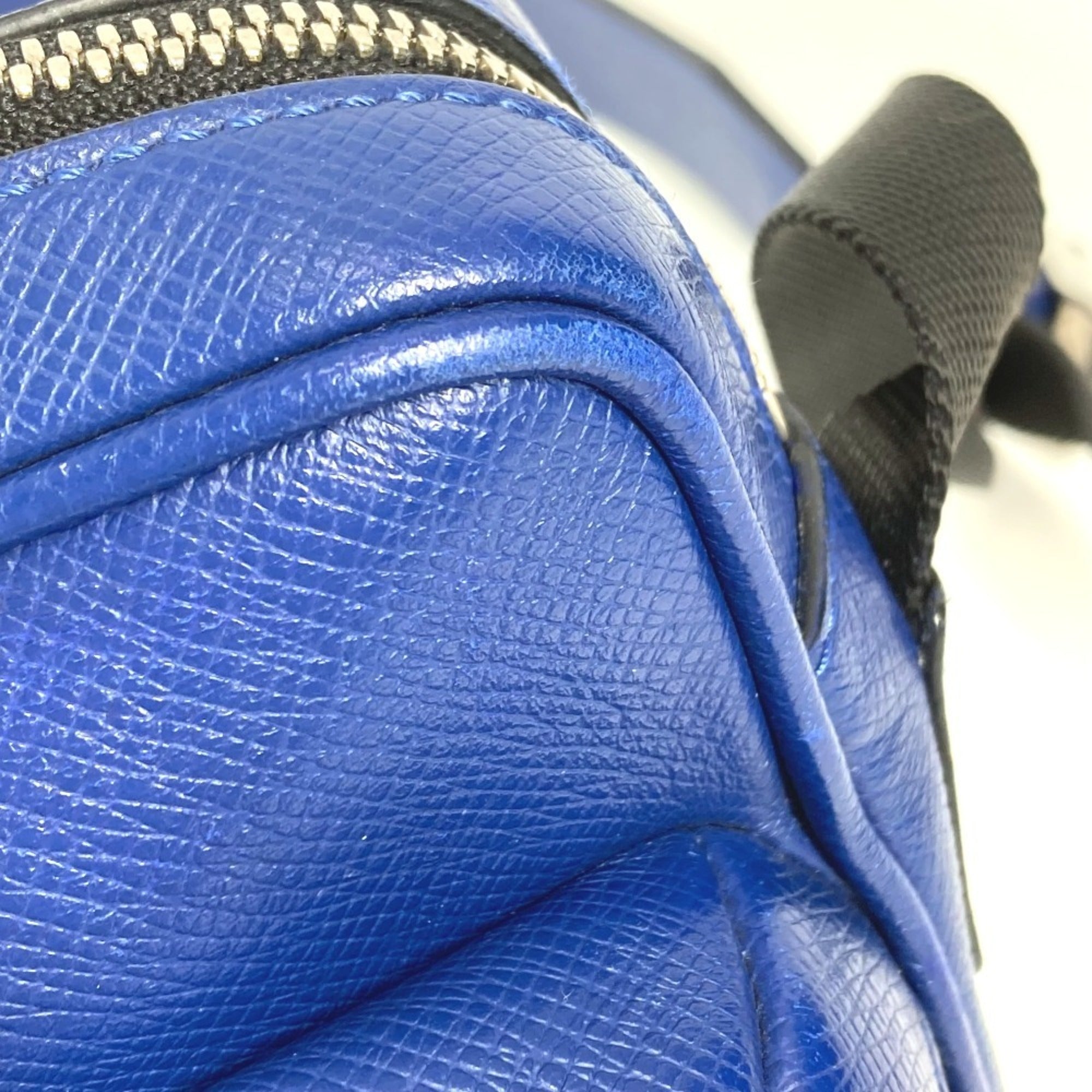Louis Vuitton Blue Taiga Leather Shoulder Bag Sling Bag (Pre-Owned)