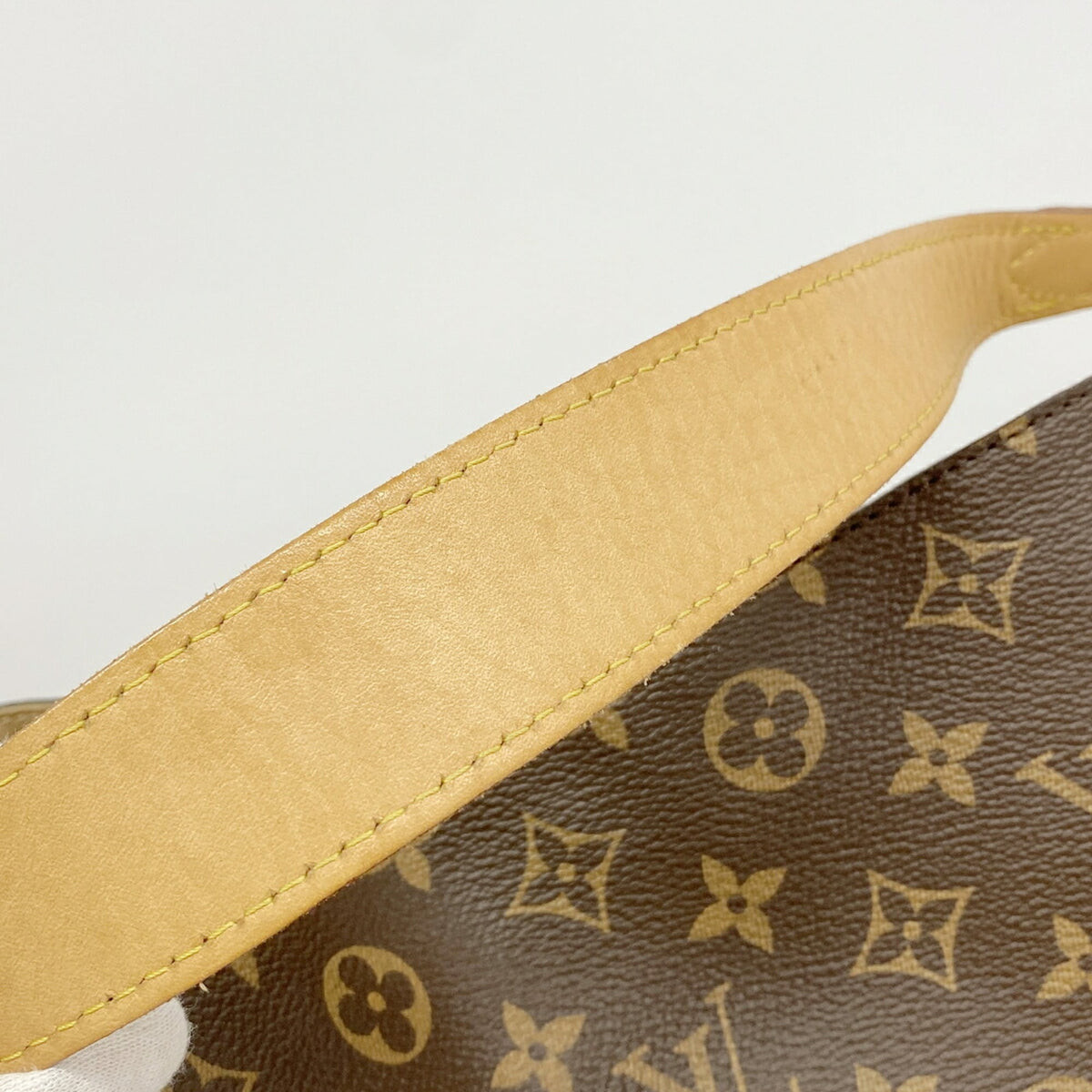 Louis Vuitton Beige Shoulder Bag (Pre-Owned)