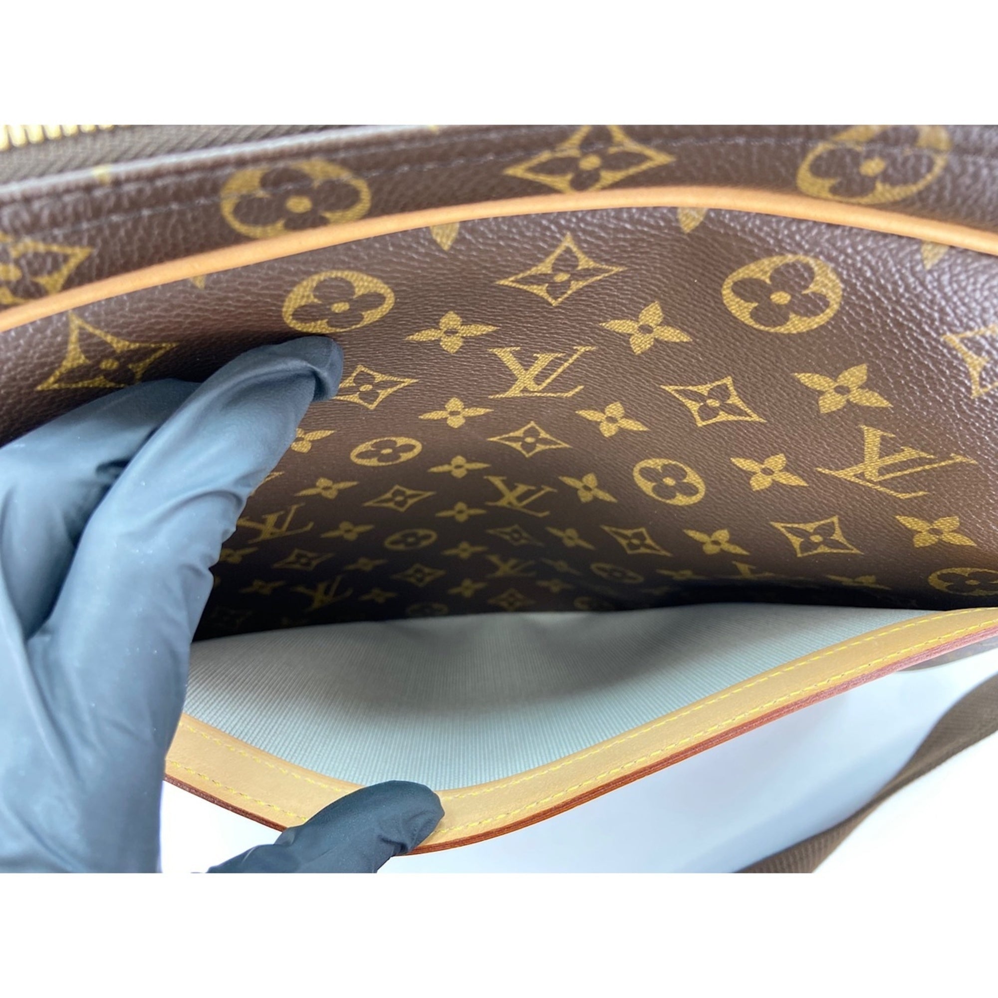 Louis Vuitton Brown Shoulder Bag (Pre-Owned)
