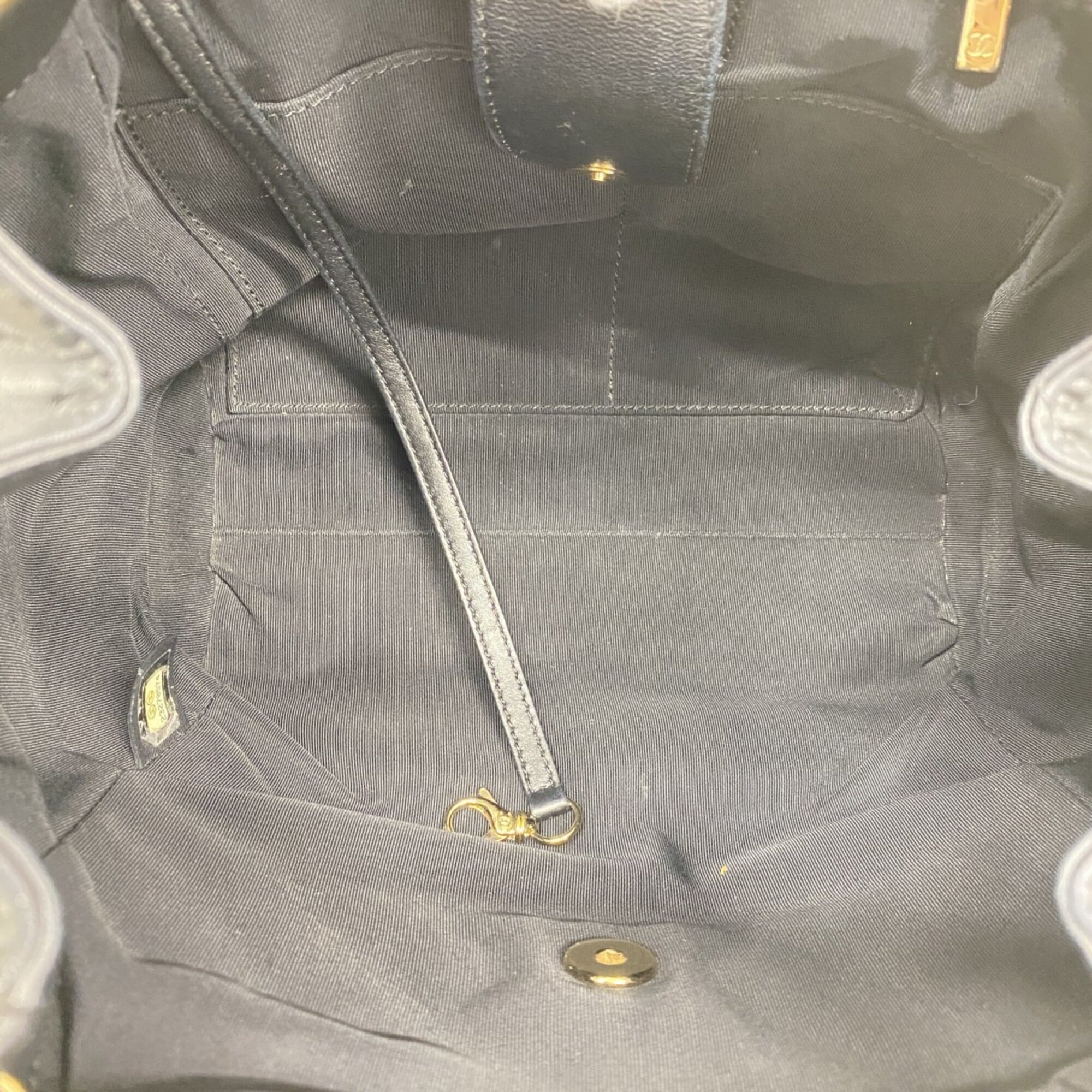 Chanel Black Leather Shoulder Bag (Pre-Owned)