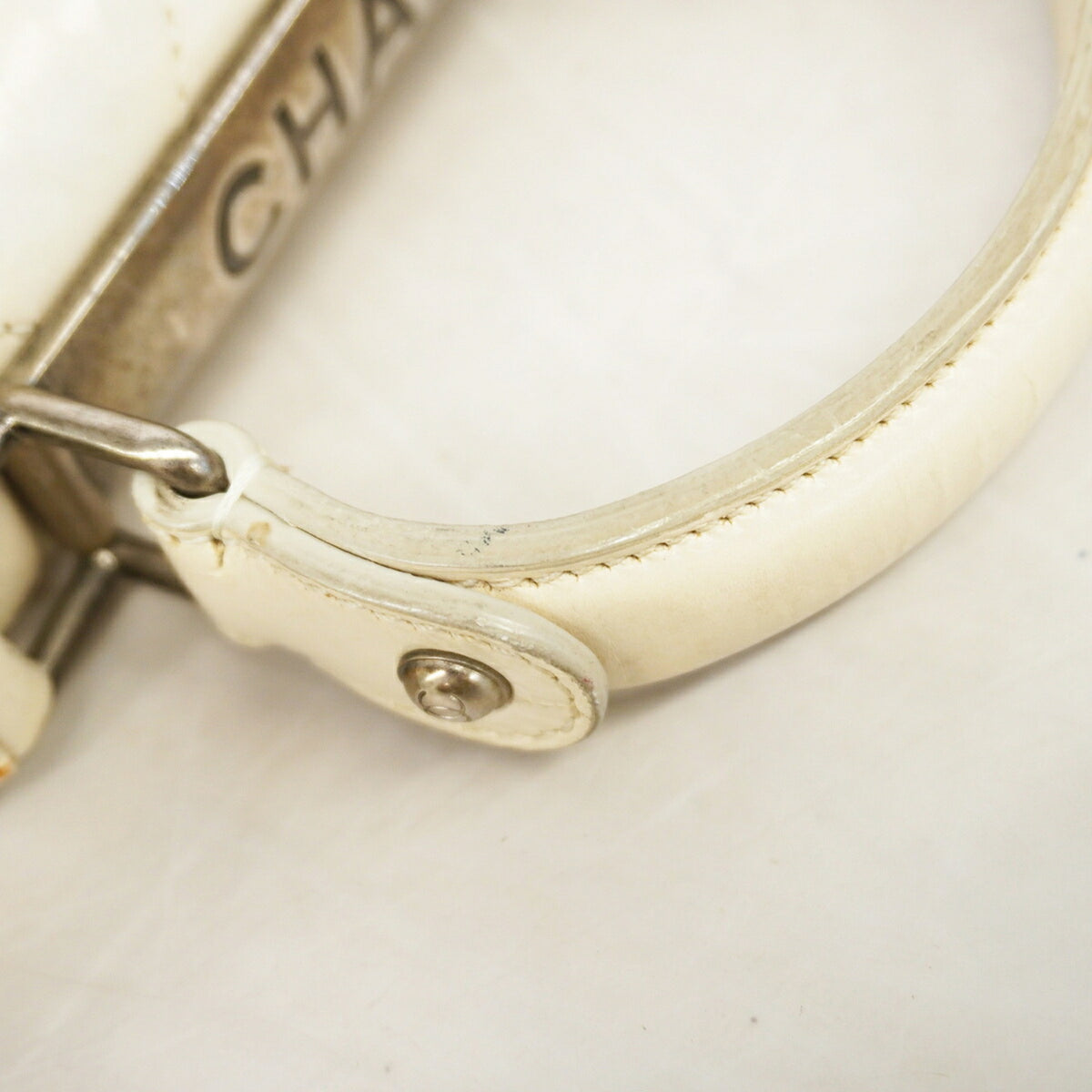 Chanel White Leather Handbag (Pre-Owned)