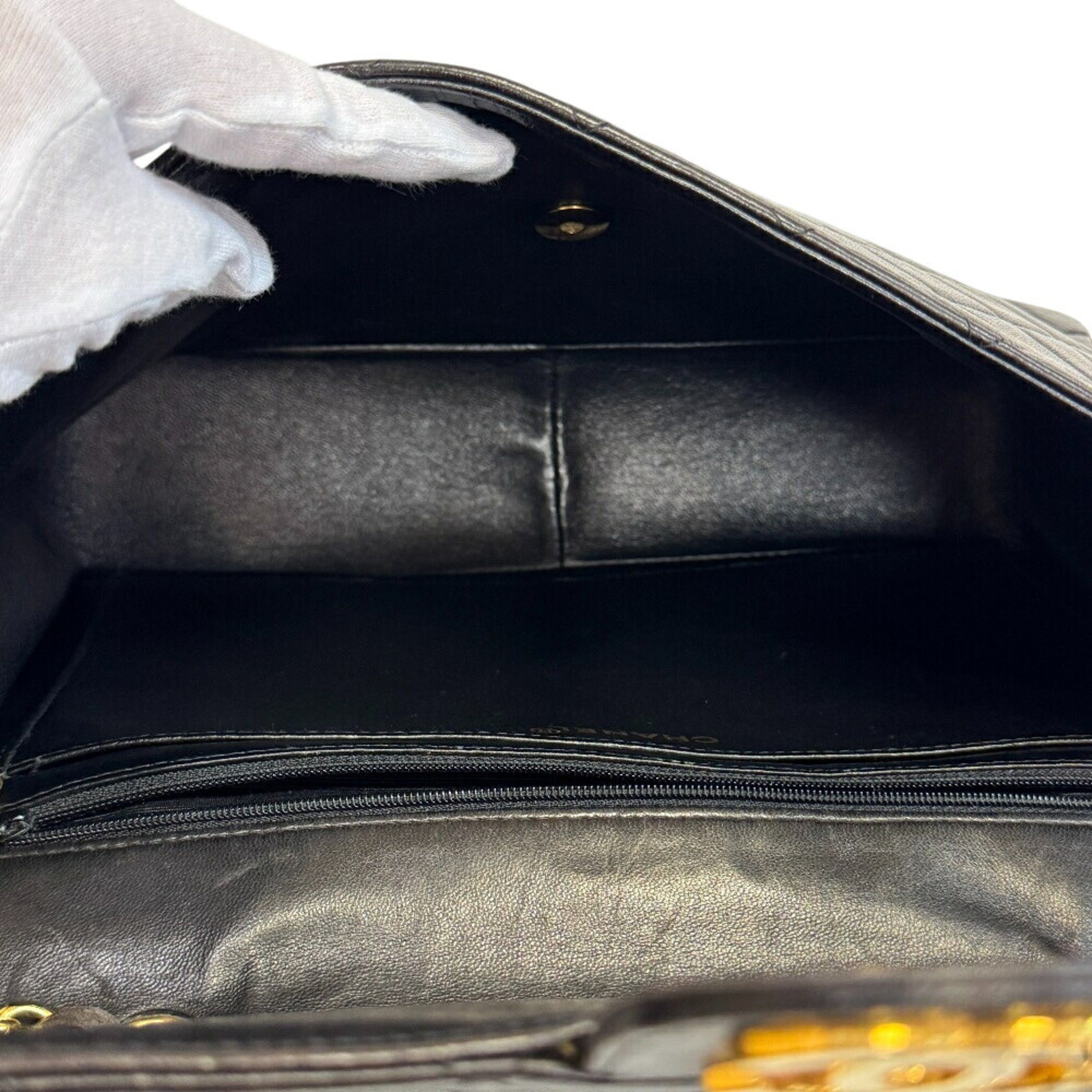 Chanel Black Leather Shoulder Bag (Pre-Owned)