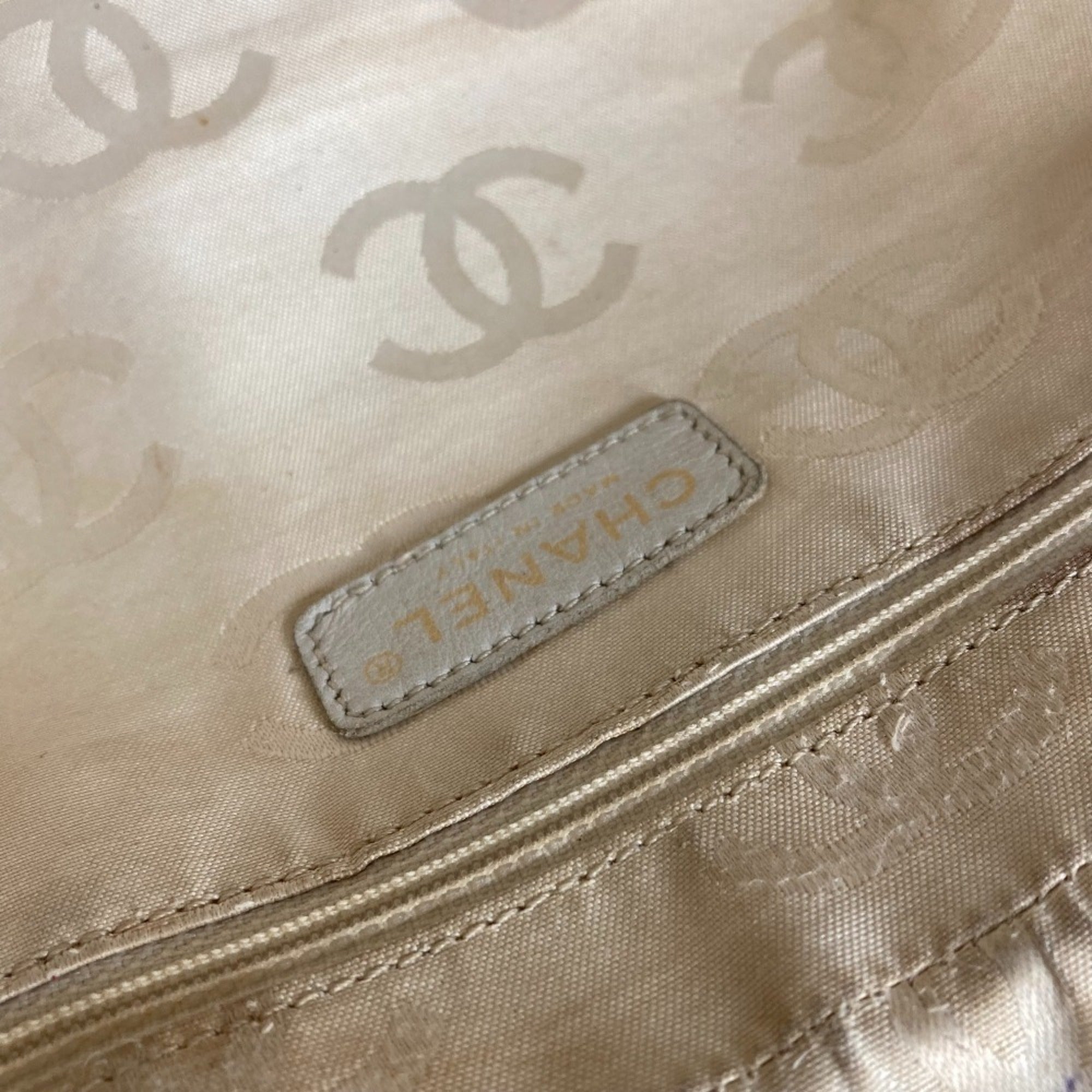 Chanel White Leather Shoulder Bag Tote Bag (Pre-Owned)