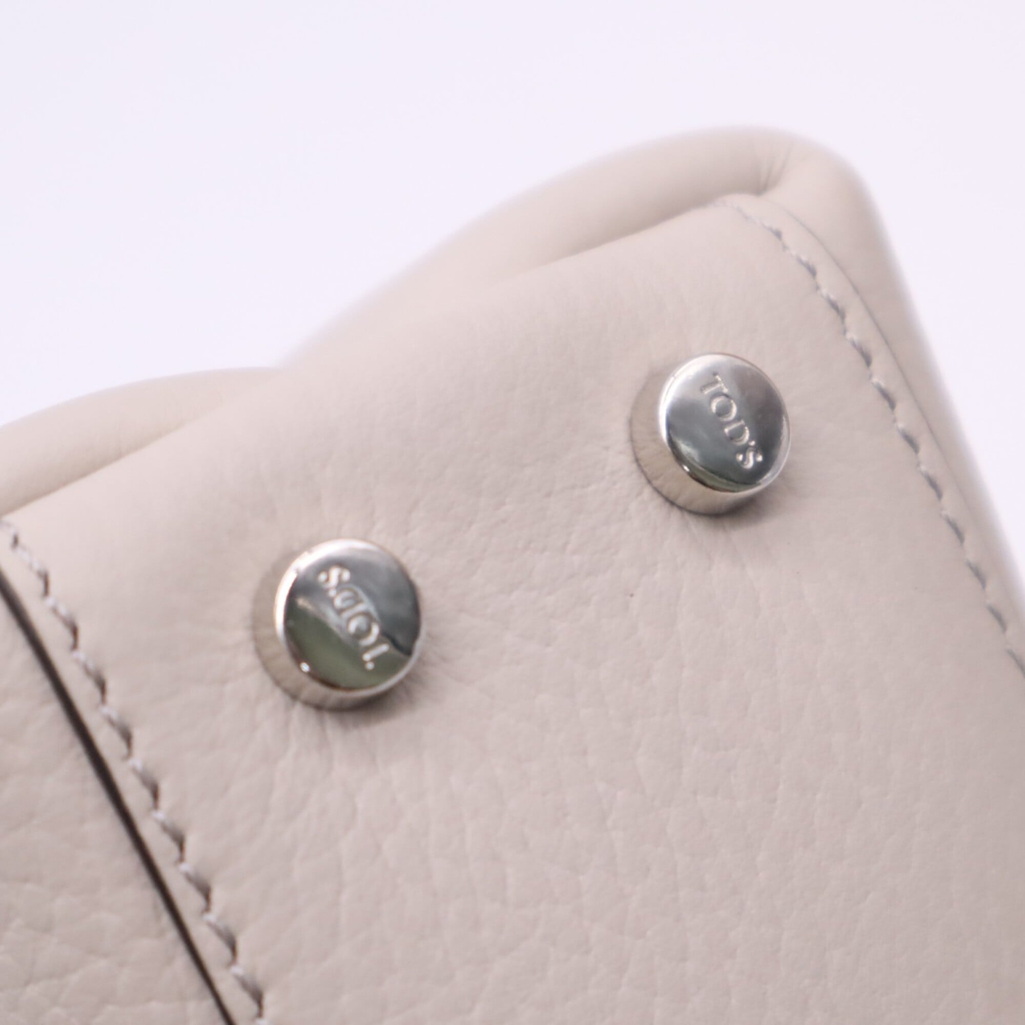 Tod's Beige Bordeaux Shoulder Bag (Pre-Owned)