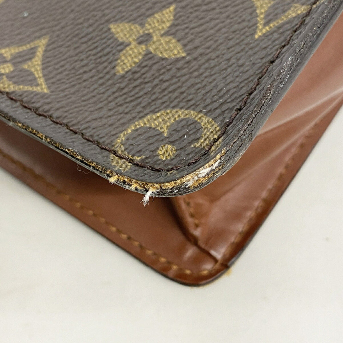 Louis Vuitton Brown Clutch Bag (Pre-Owned)