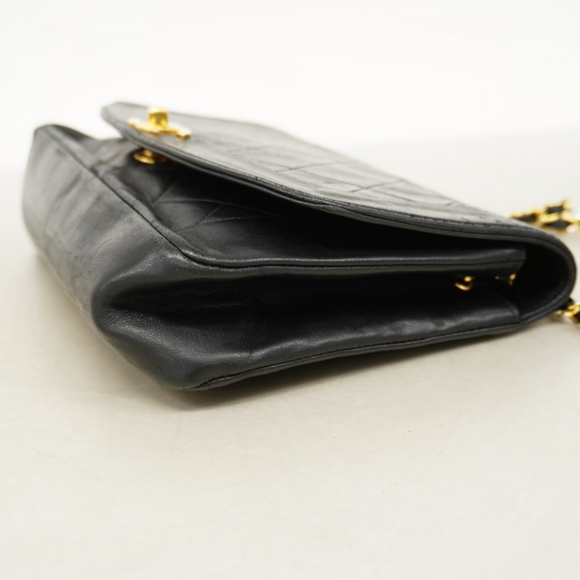 Chanel Black Leather Shoulder Bag (Pre-Owned)