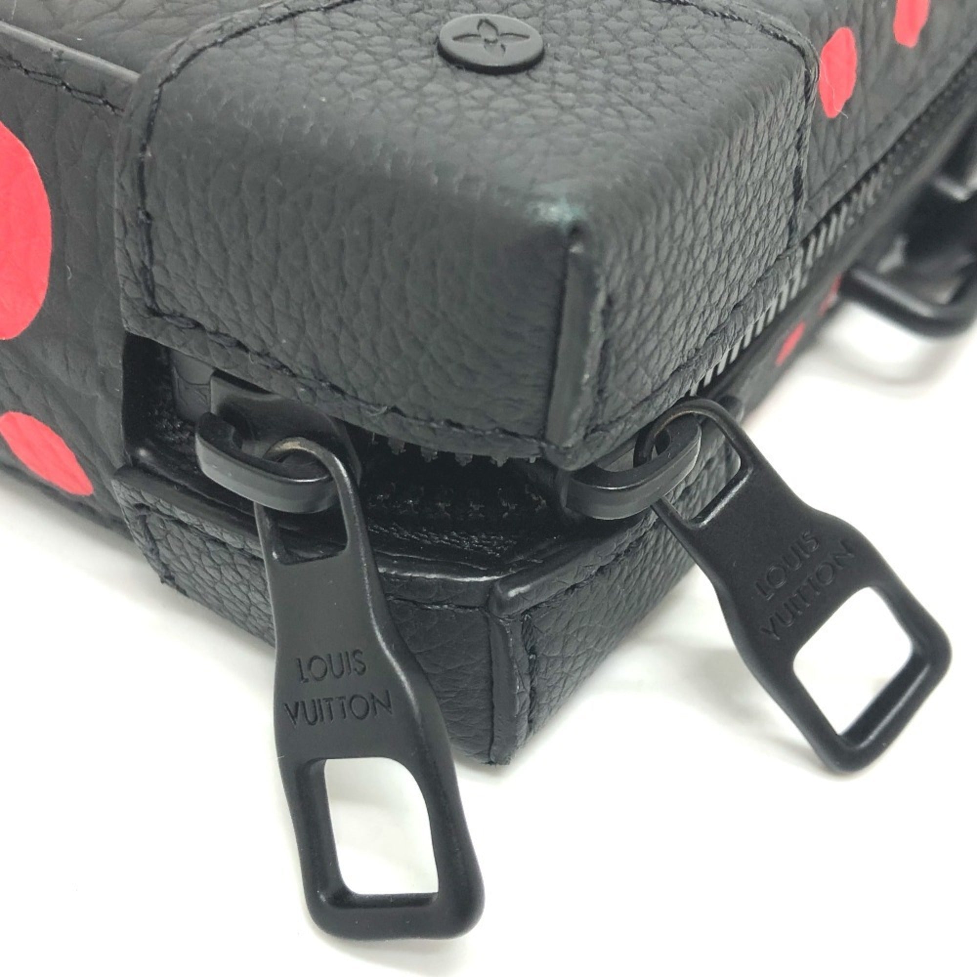 Louis Vuitton Black Leather Shoulder Bag (Pre-Owned)
