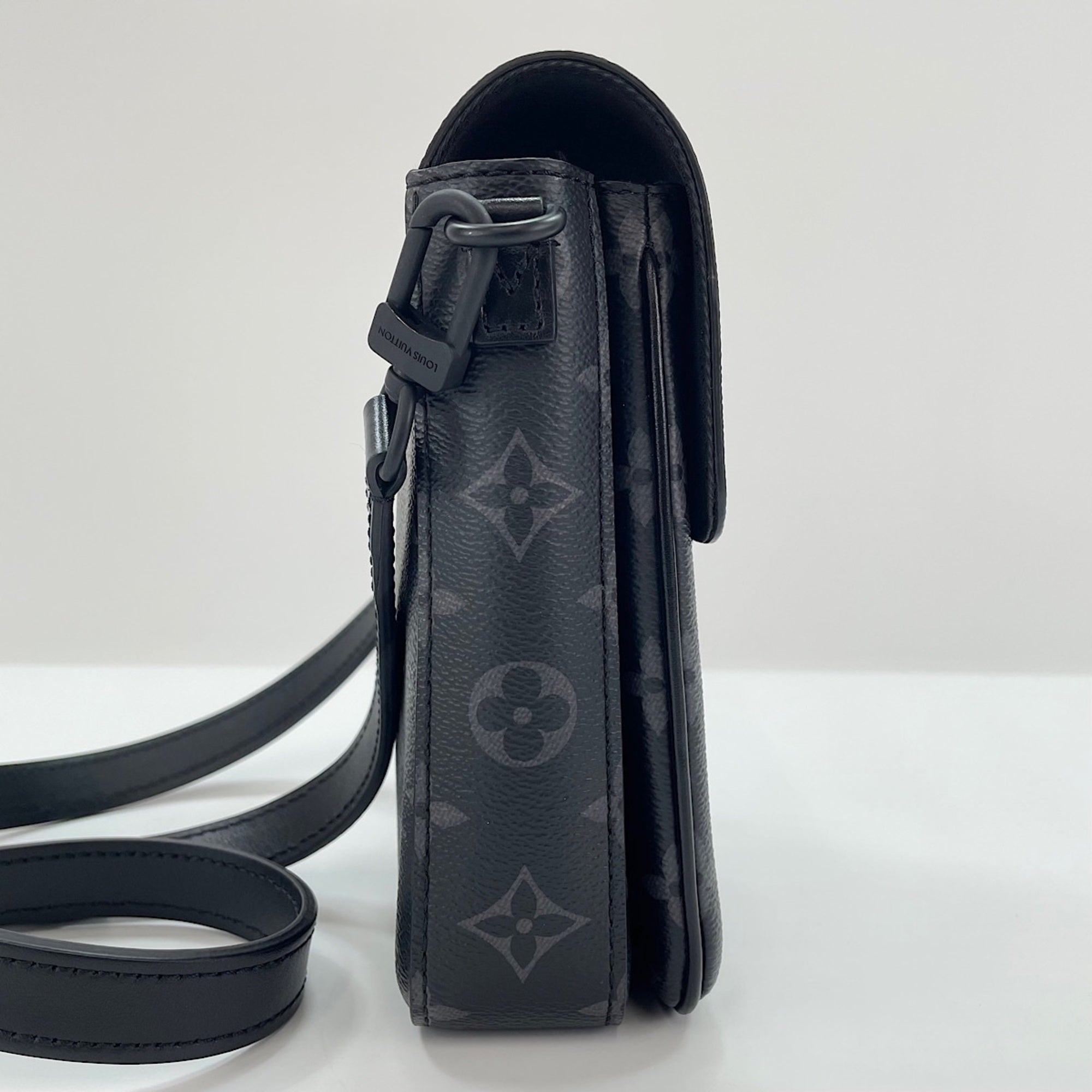 Louis Vuitton Black Shoulder Bag (Pre-Owned)