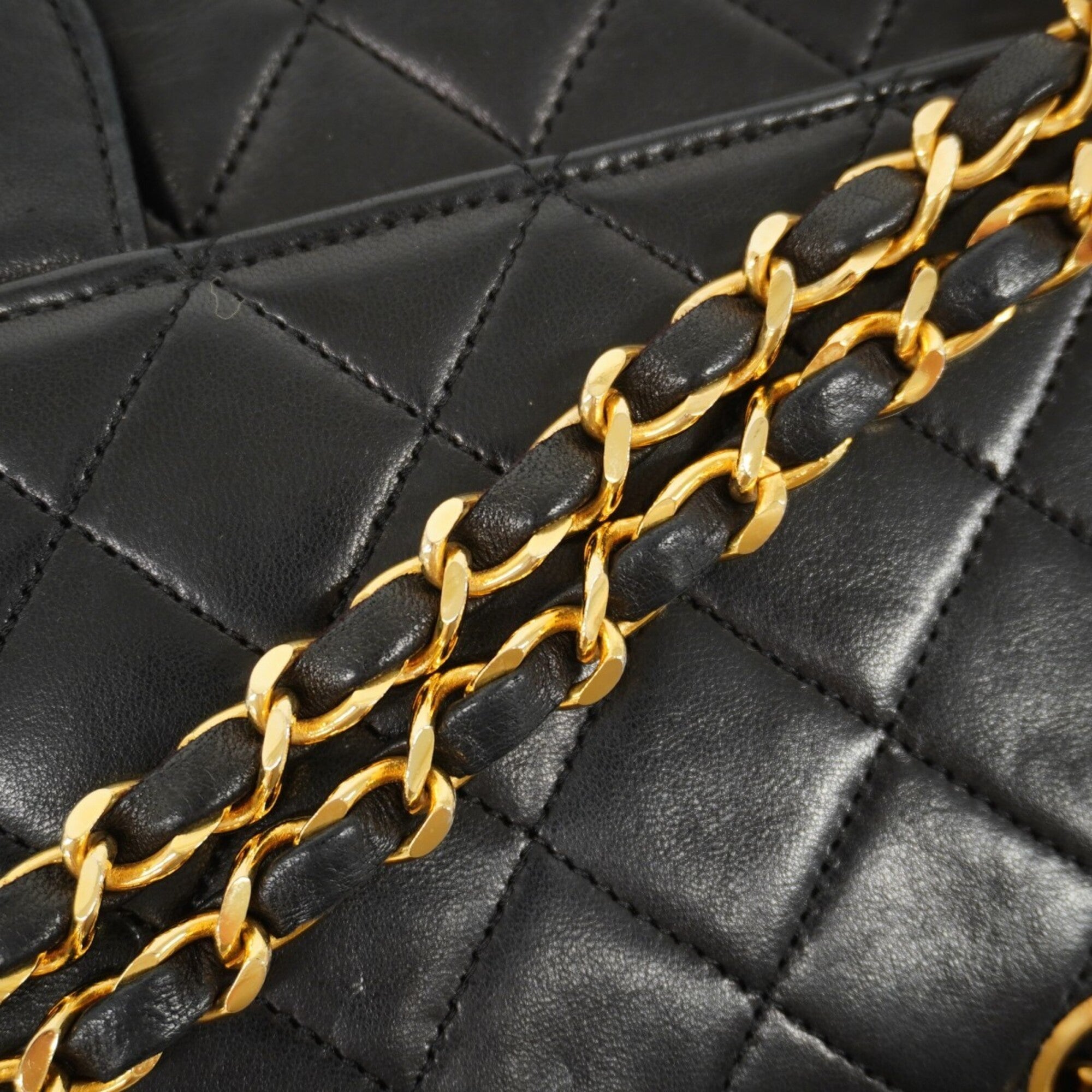 Chanel Black Leather Shoulder Bag (Pre-Owned)