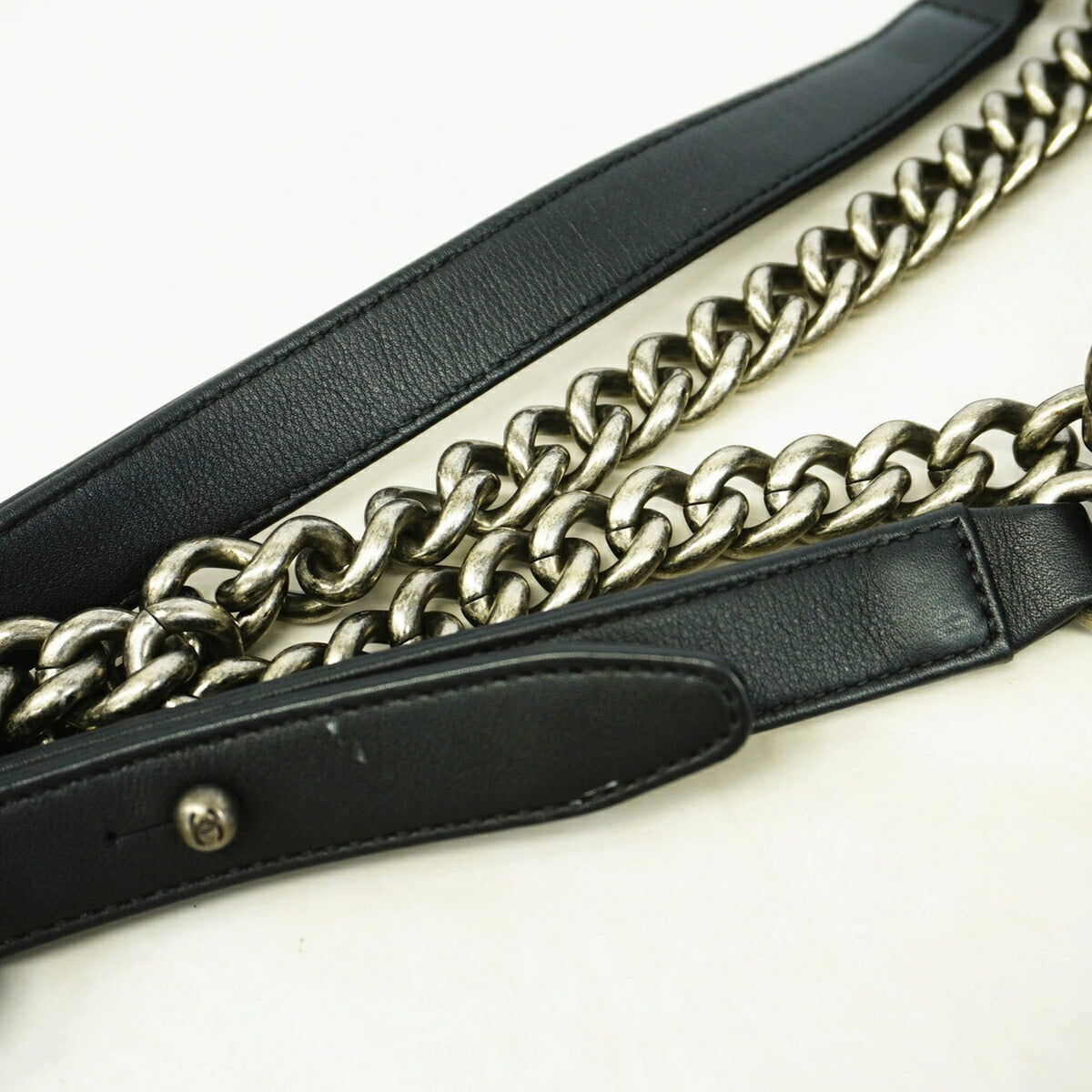 Chanel Black Leather Shoulder Bag (Pre-Owned)