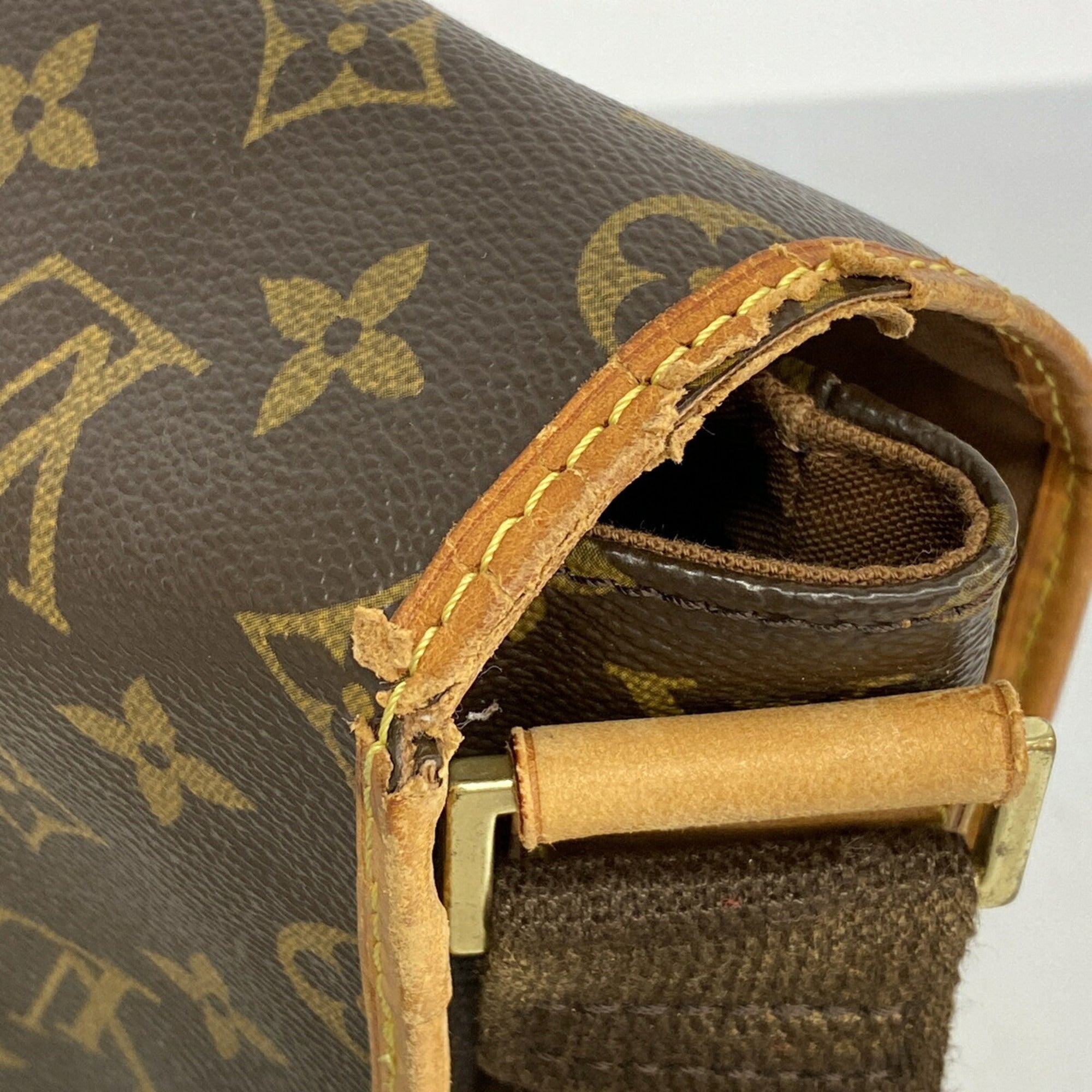 Louis Vuitton Brown Shoulder Bag (Pre-Owned)