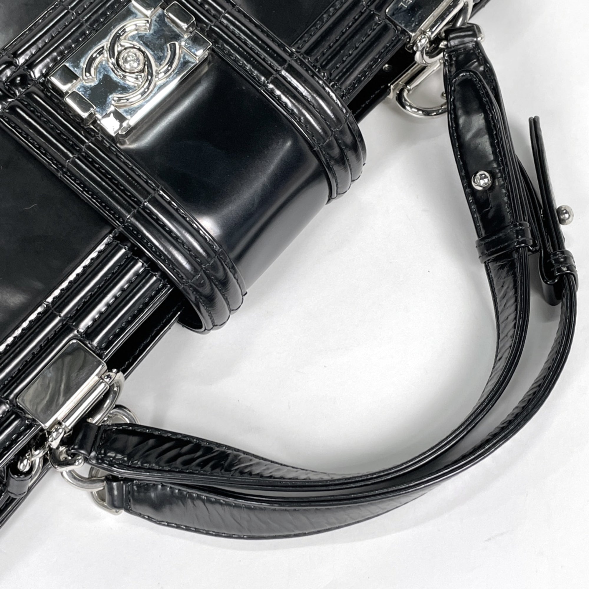 Chanel Boy Chanel Black Leather Handbag Shoulder Bag (Pre-Owned)