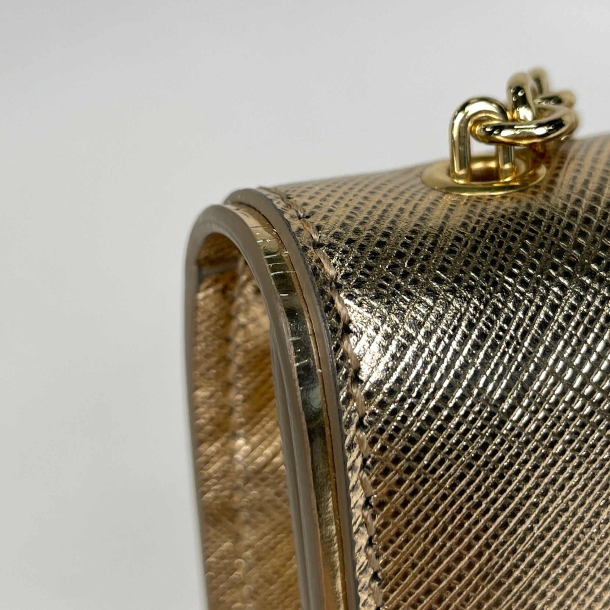 Salvatore Ferragamo Gold Leather Shoulder Bag (Pre-Owned)