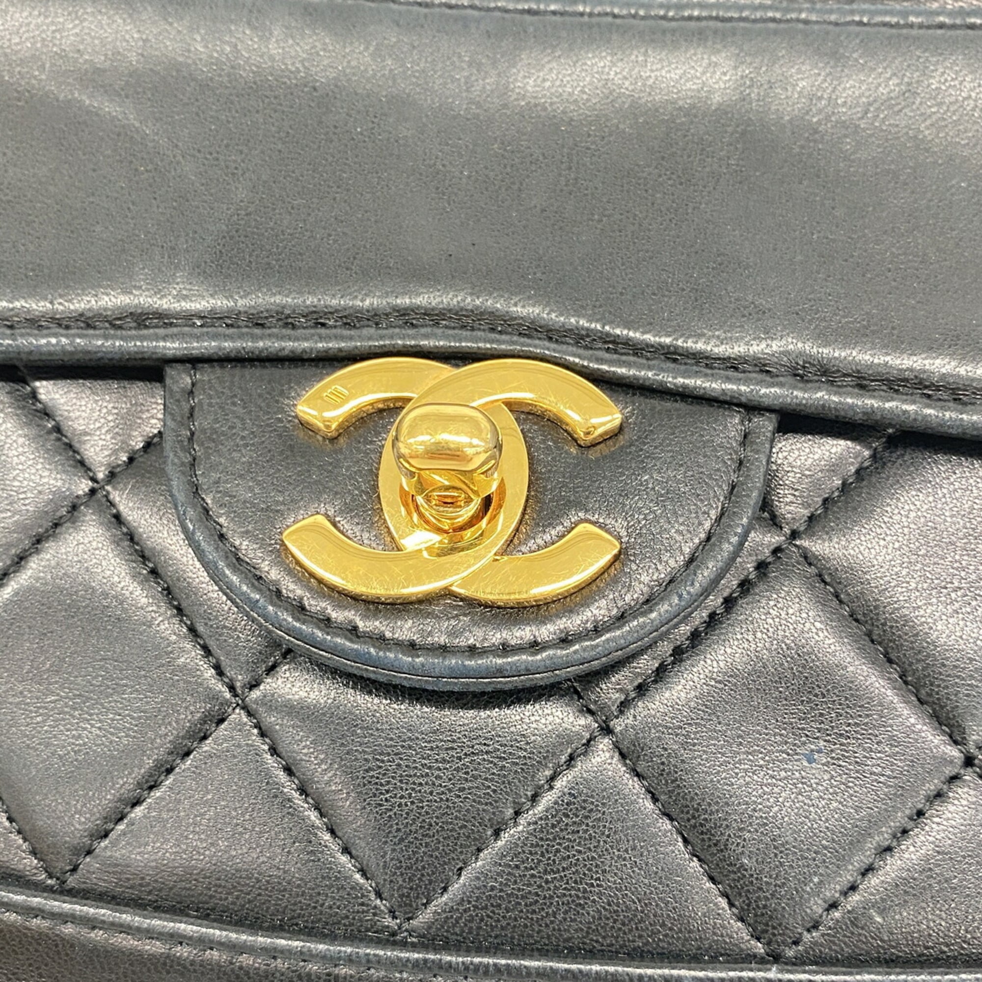 Chanel Black Leather Shoulder Bag (Pre-Owned)