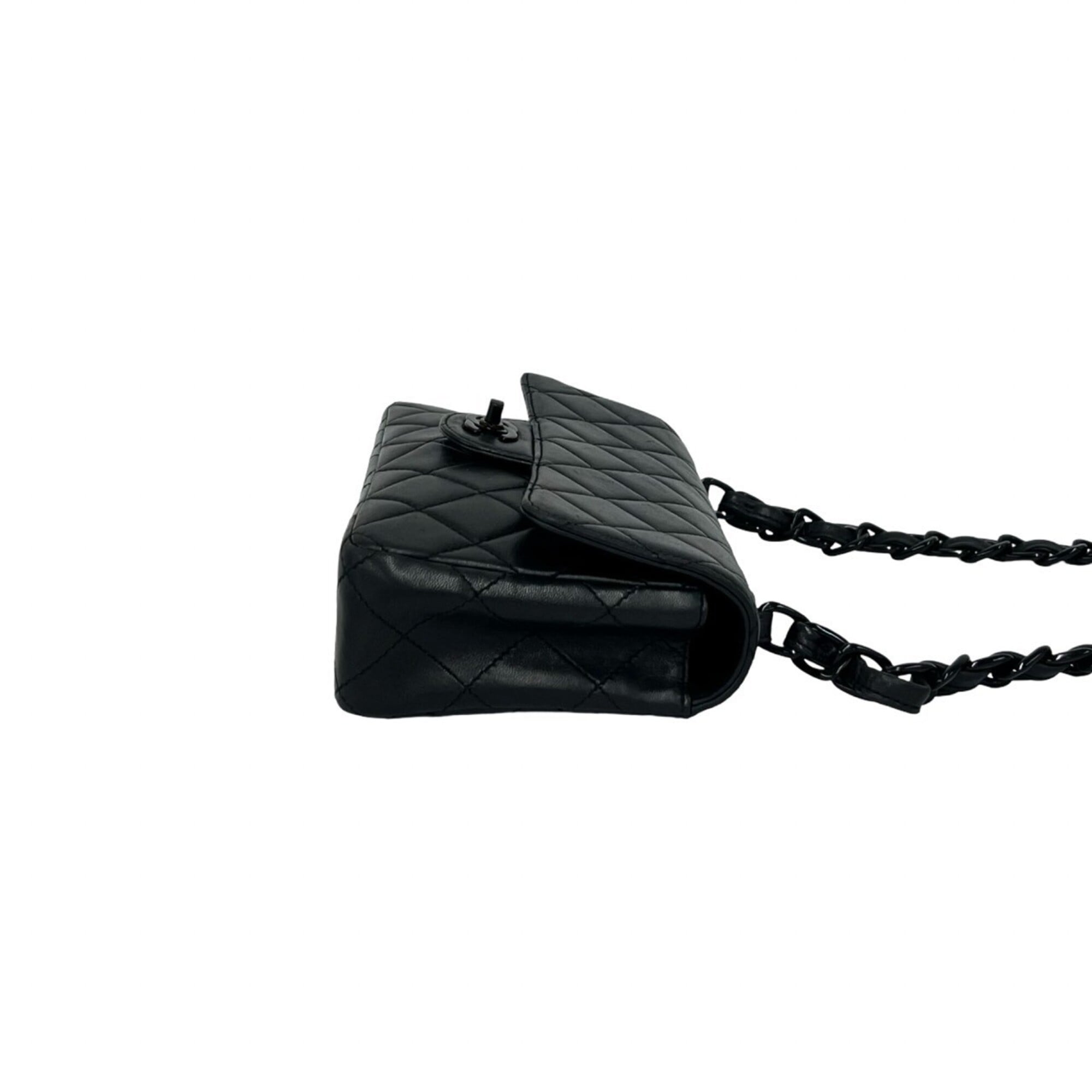 Chanel Black Leather Shoulder Bag (Pre-Owned)