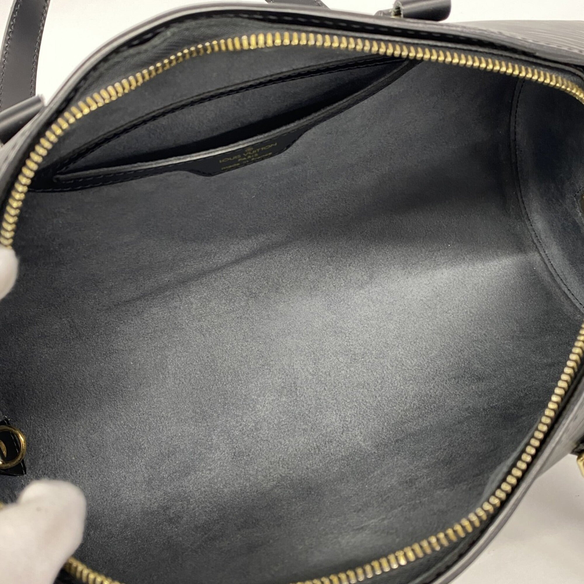 Louis Vuitton Noir Handbag (Pre-Owned)