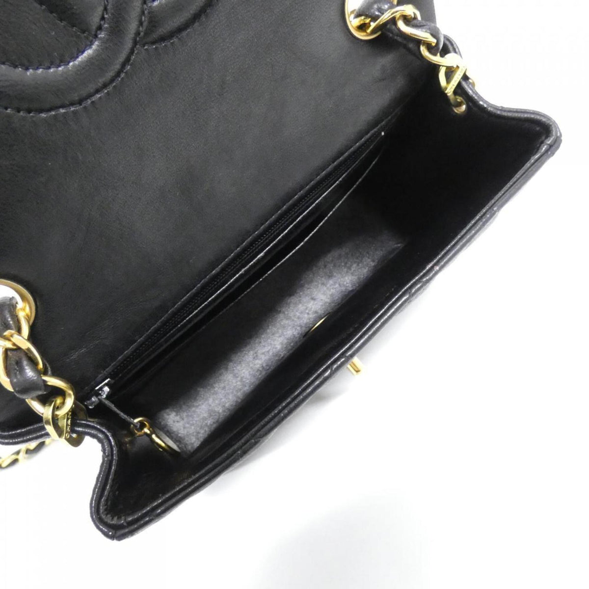 Chanel Black Leather Shoulder Bag (Pre-Owned)