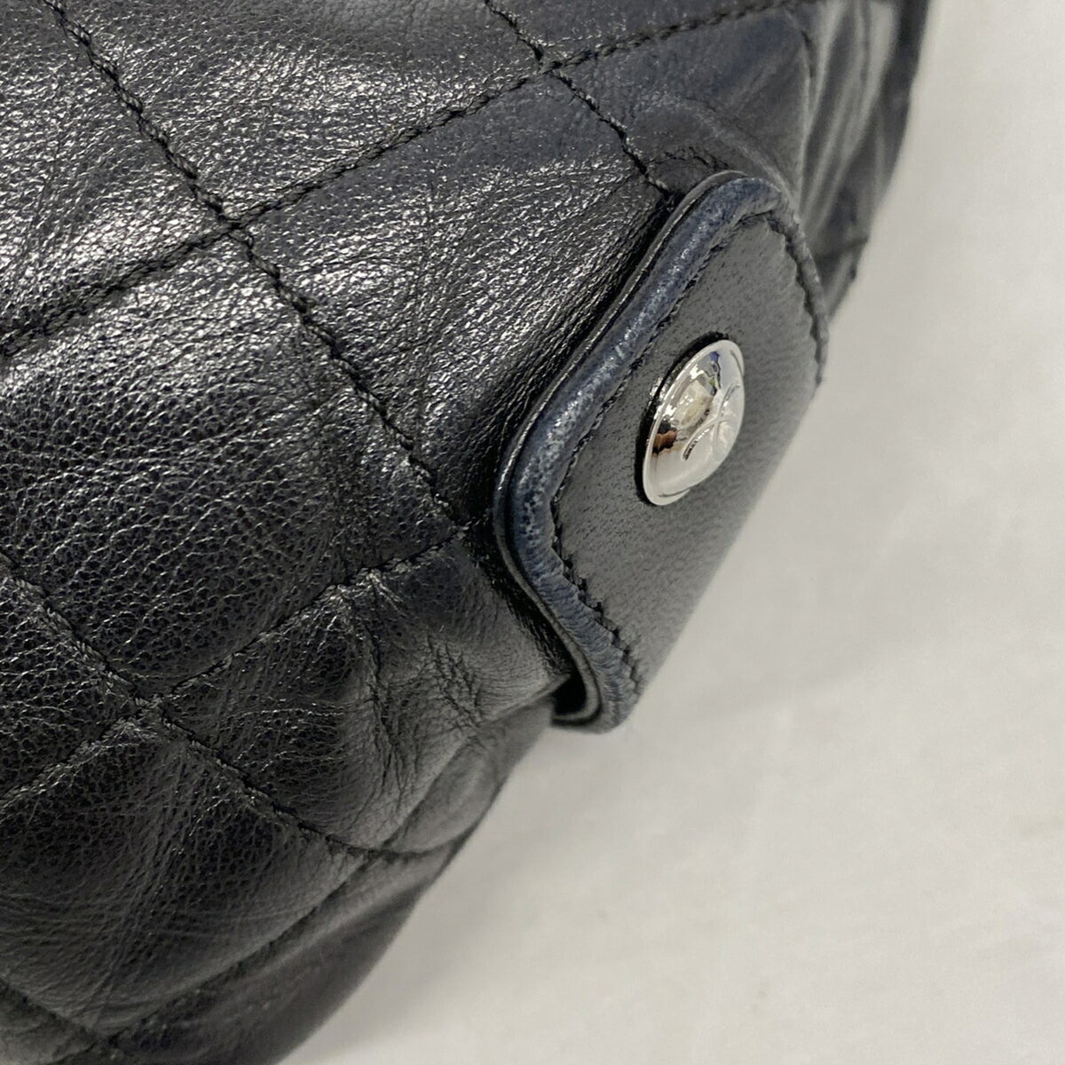 Chanel Black Leather Shoulder Bag (Pre-Owned)
