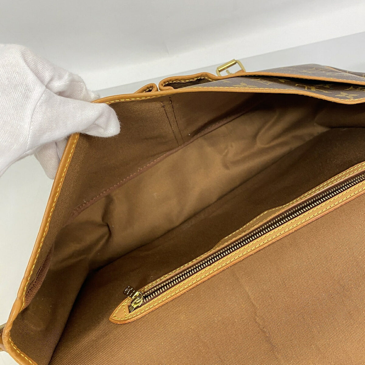 Louis Vuitton Brown Shoulder Bag (Pre-Owned)