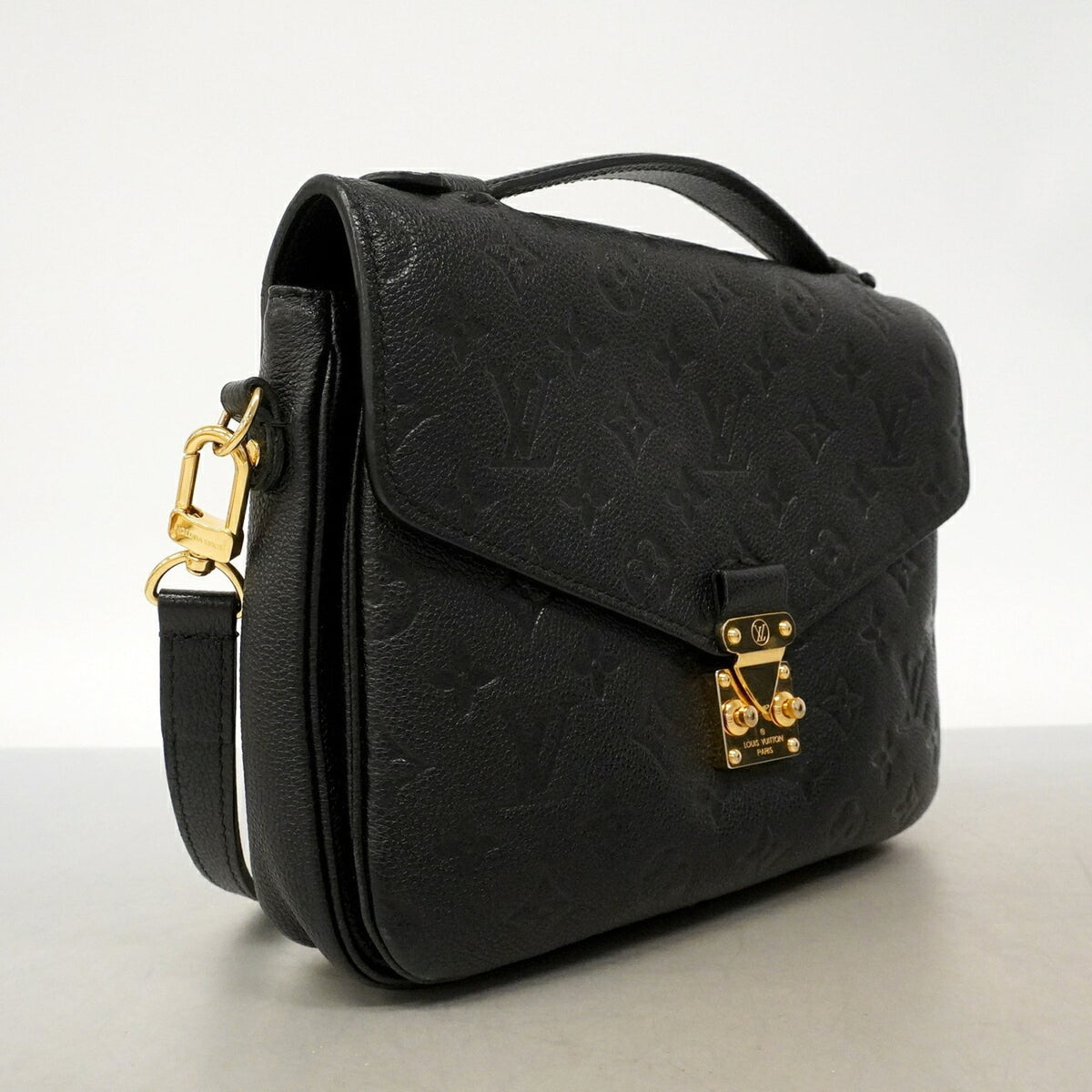 Louis Vuitton Noir Handbag (Pre-Owned)