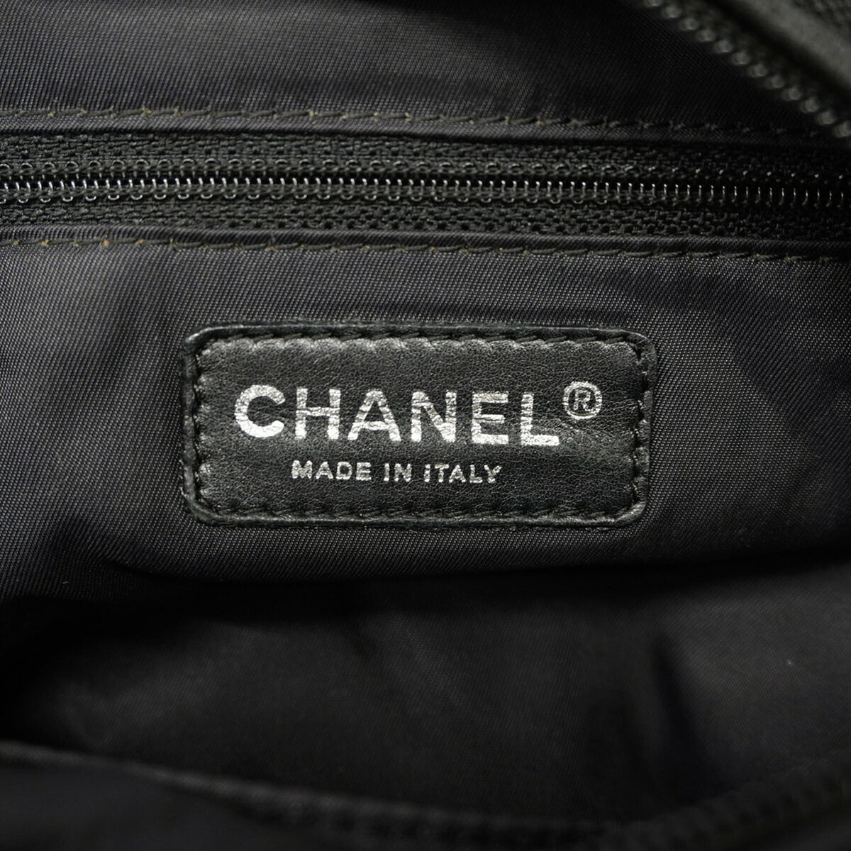 Chanel Black Leather Shoulder Bag (Pre-Owned)