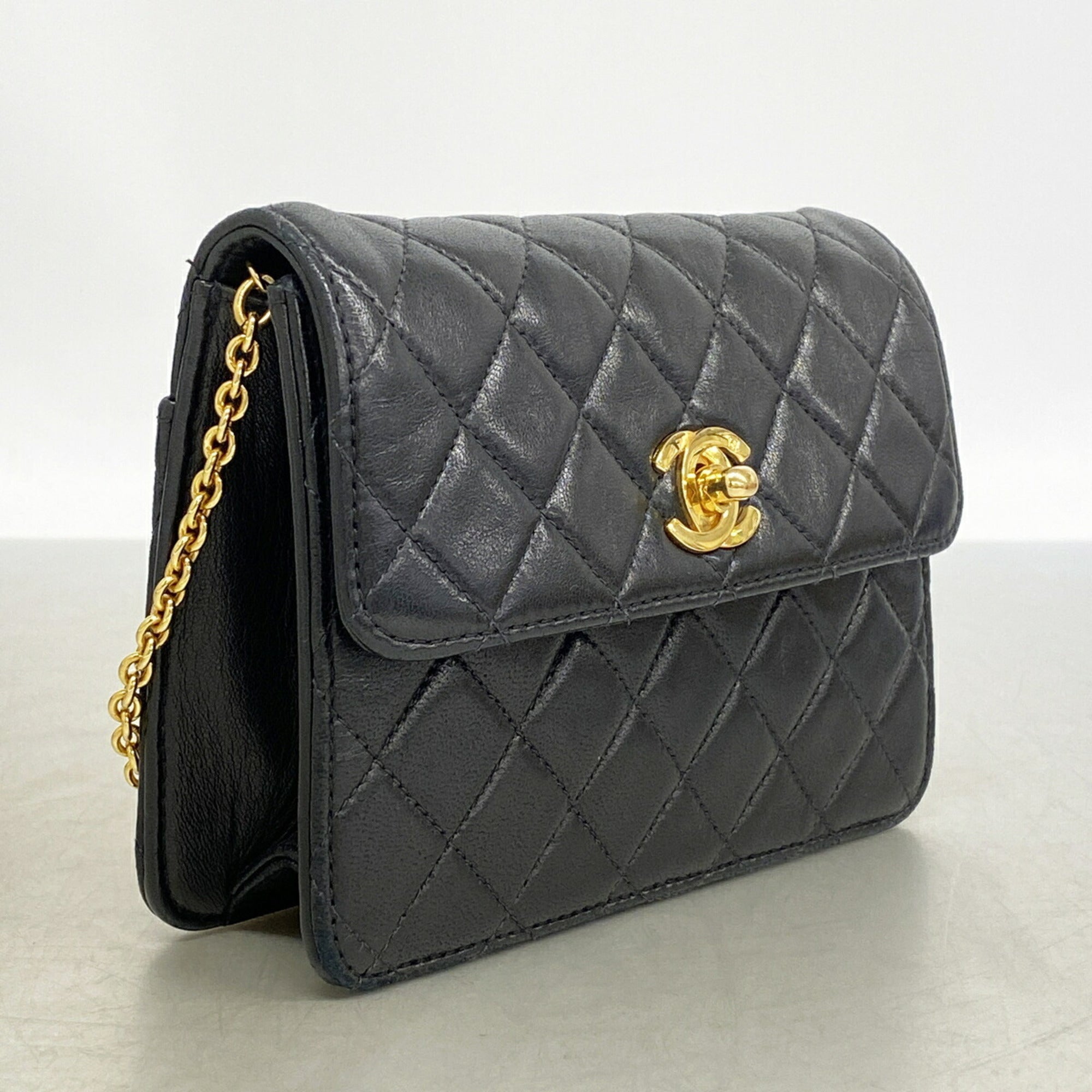 Chanel Black Leather Shoulder Bag (Pre-Owned)