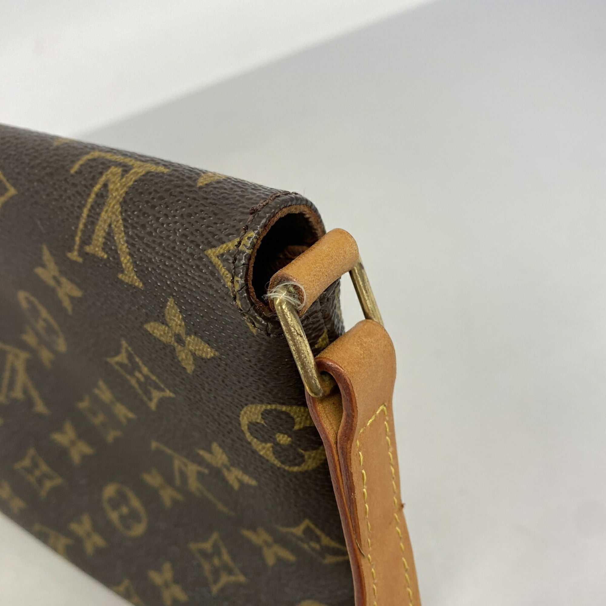 Louis Vuitton Brown Shoulder Bag (Pre-Owned)