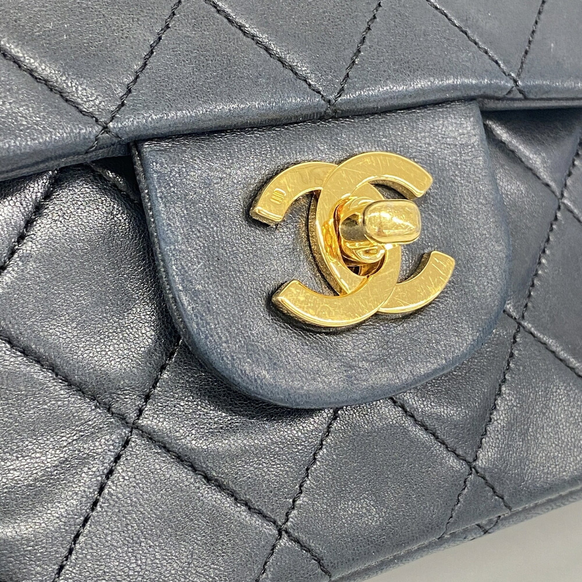 Chanel Black Leather Shoulder Bag (Pre-Owned)