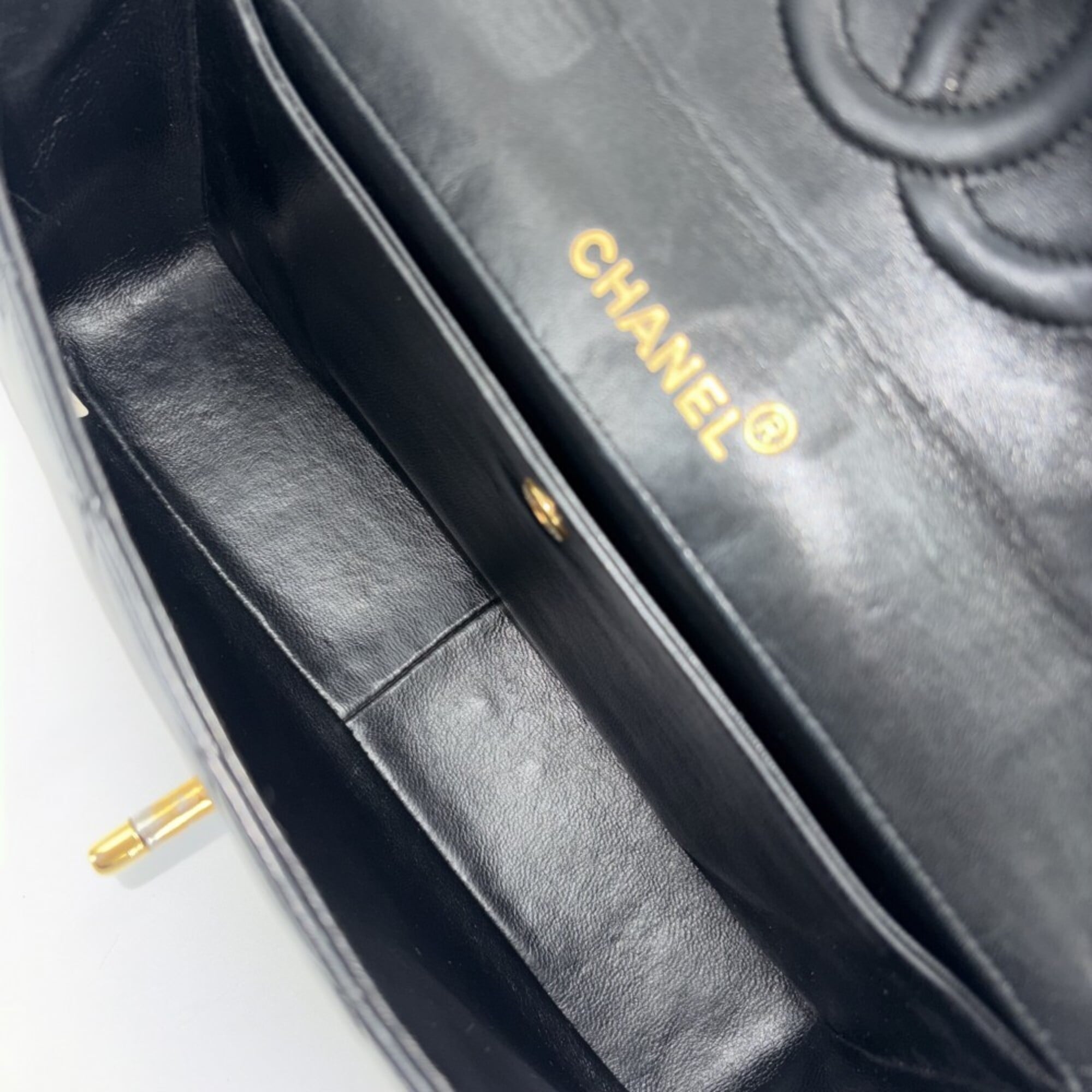 Chanel Matelasse Black Leather Shoulder Bag (Pre-Owned)