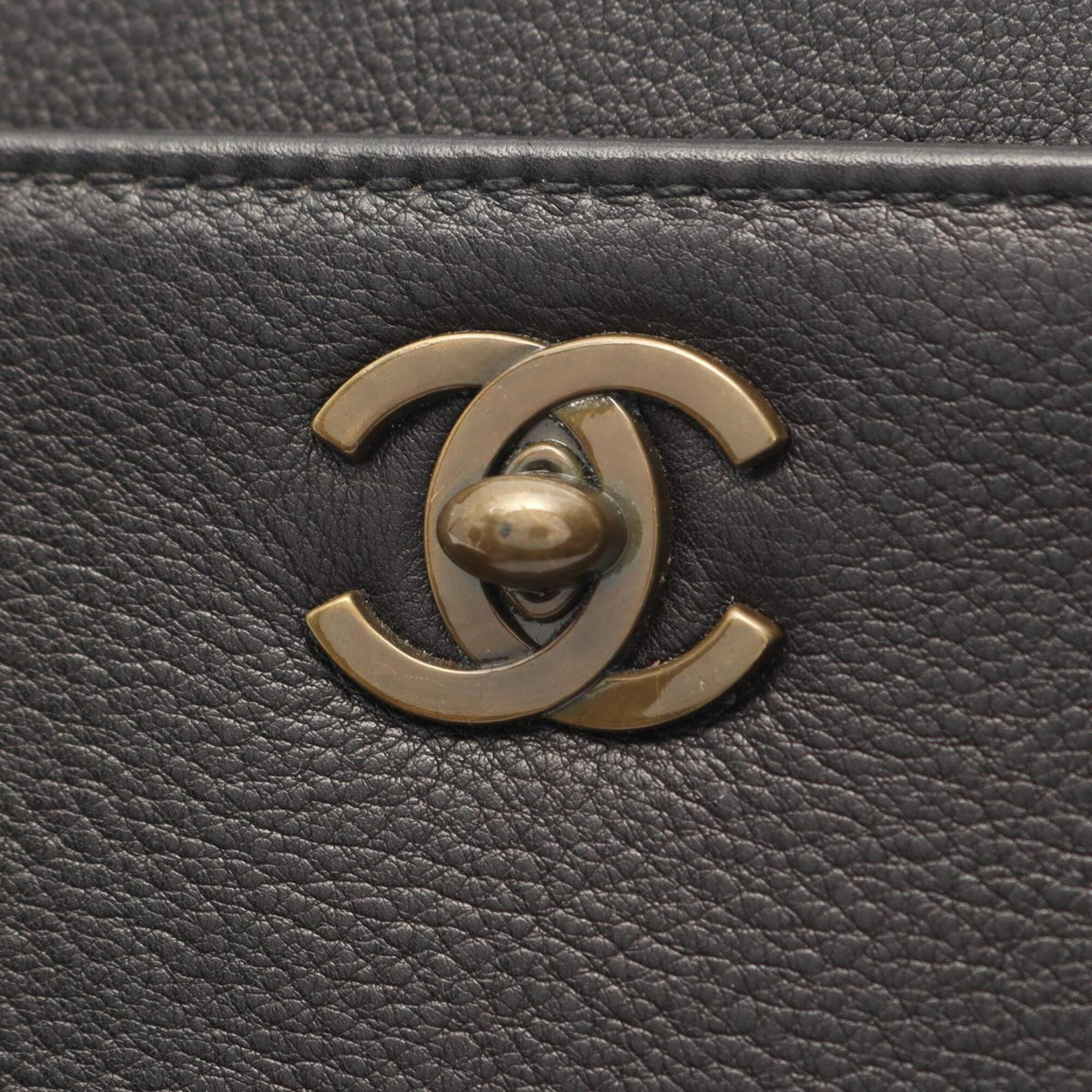 Chanel Black Leather Handbag (Pre-Owned)