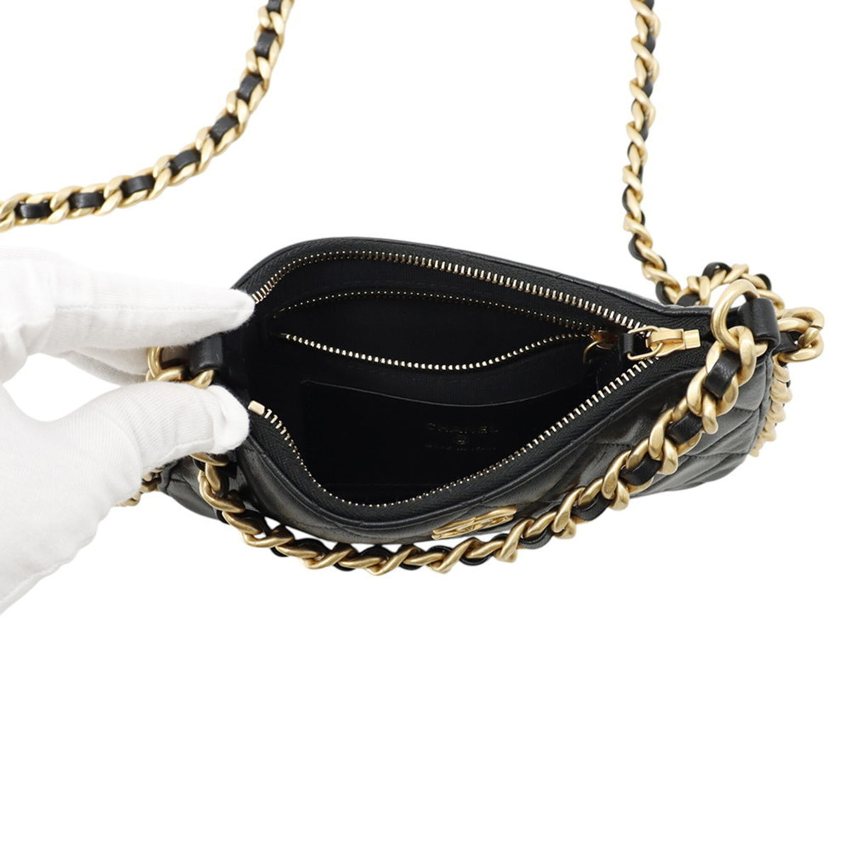 Chanel Black Leather Shoulder Bag (Pre-Owned)