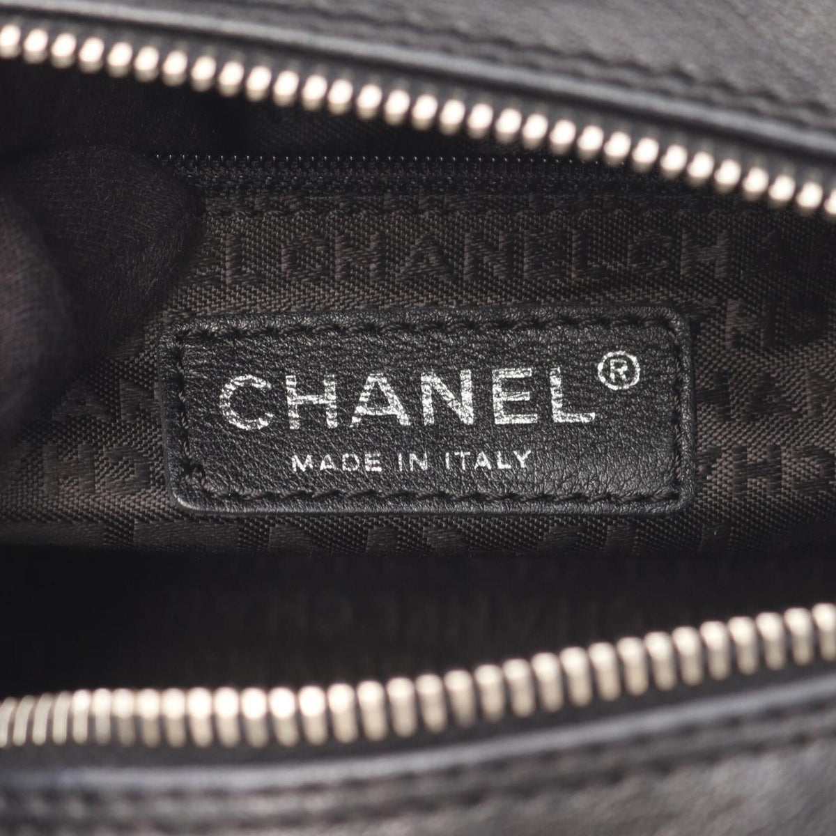 Chanel Black Leather Handbag (Pre-Owned)